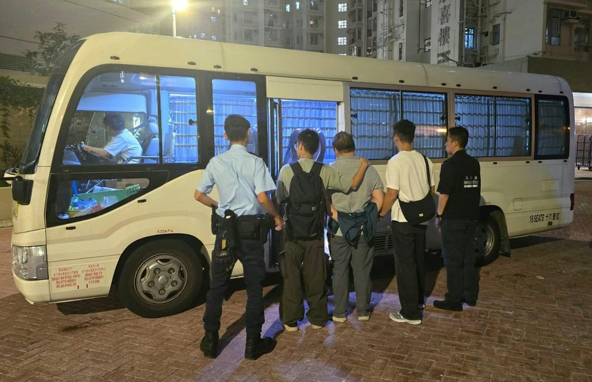 多区联合执法:无人机辅助清查非法劳工与卖淫活动,22人落网 多区联合执法:无人机辅助清查非法劳工与卖淫活动,22人落网