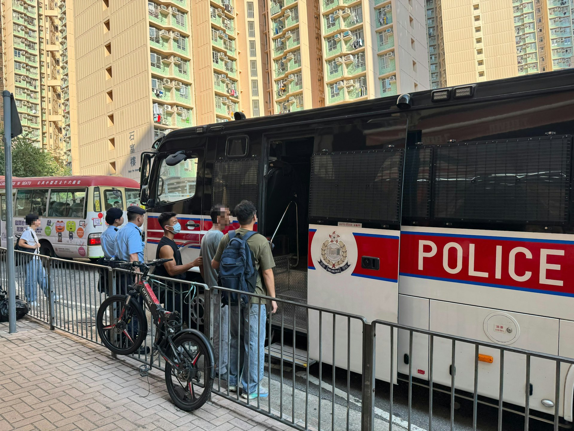 执法人员拘捕涉案男子。