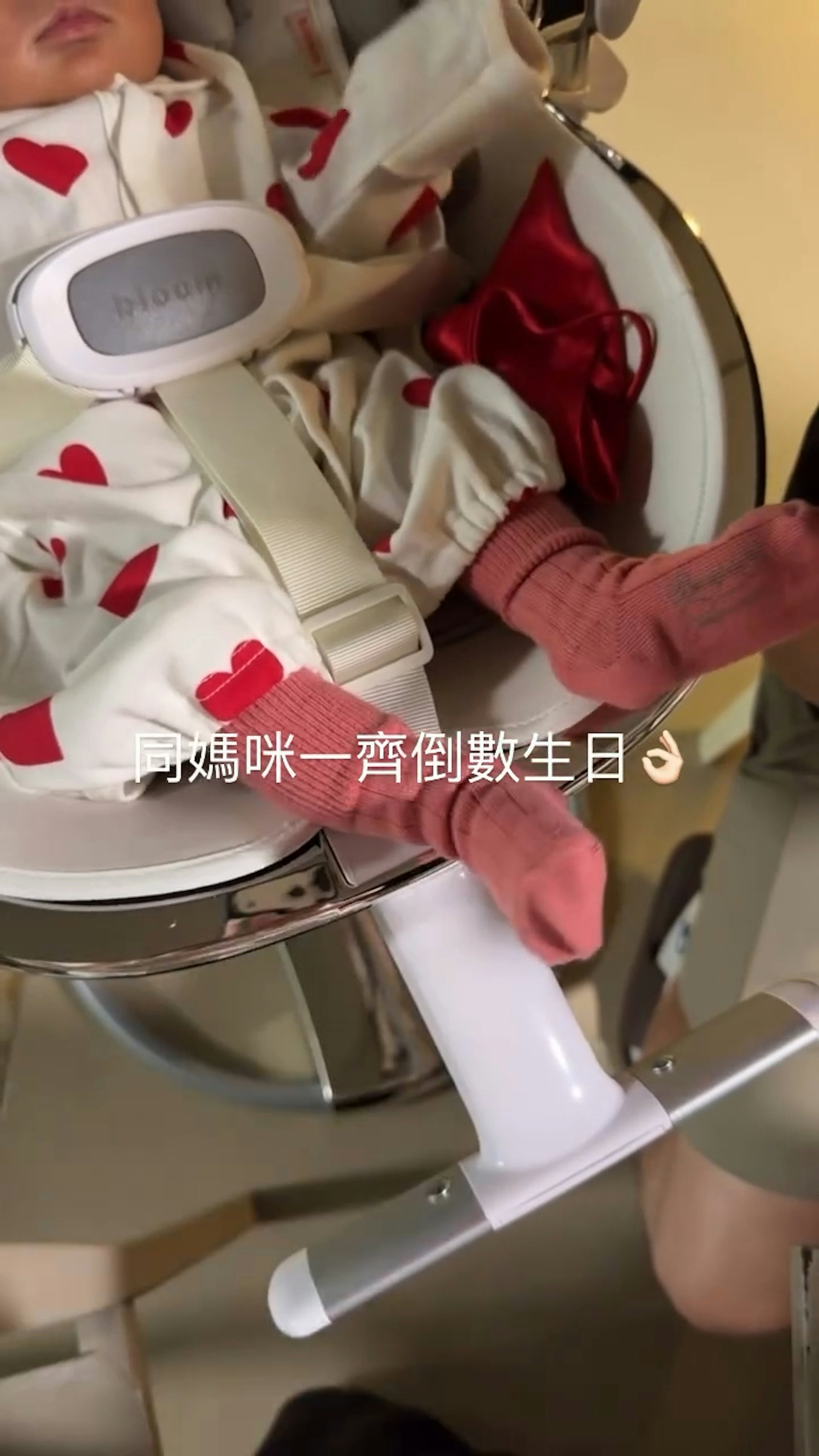 梁兆楹分享了爱儿「伍梁液」的脚丫。(ig截图)