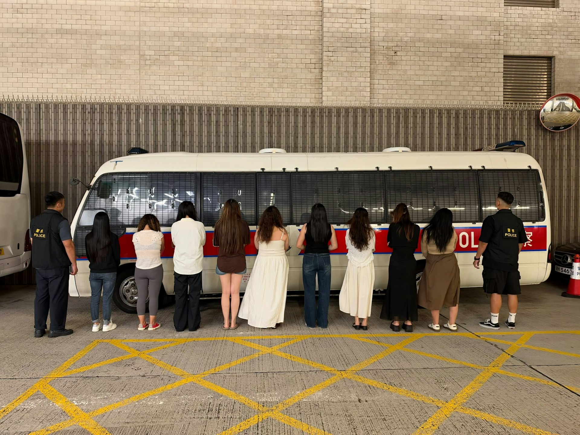 执法人员拘捕涉案女子。