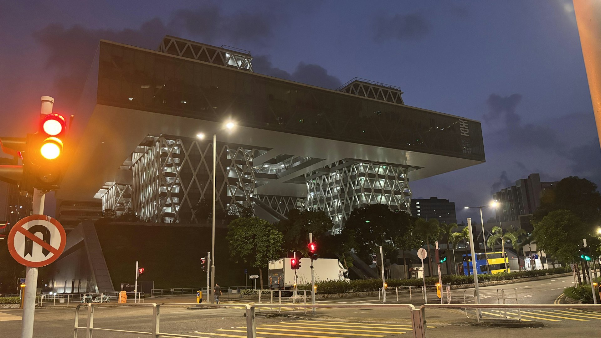 天文台预测,本港今日(10月15日)大致多云。早上有一两阵微雨。日间部份时间有阳光,最高气温约31度。