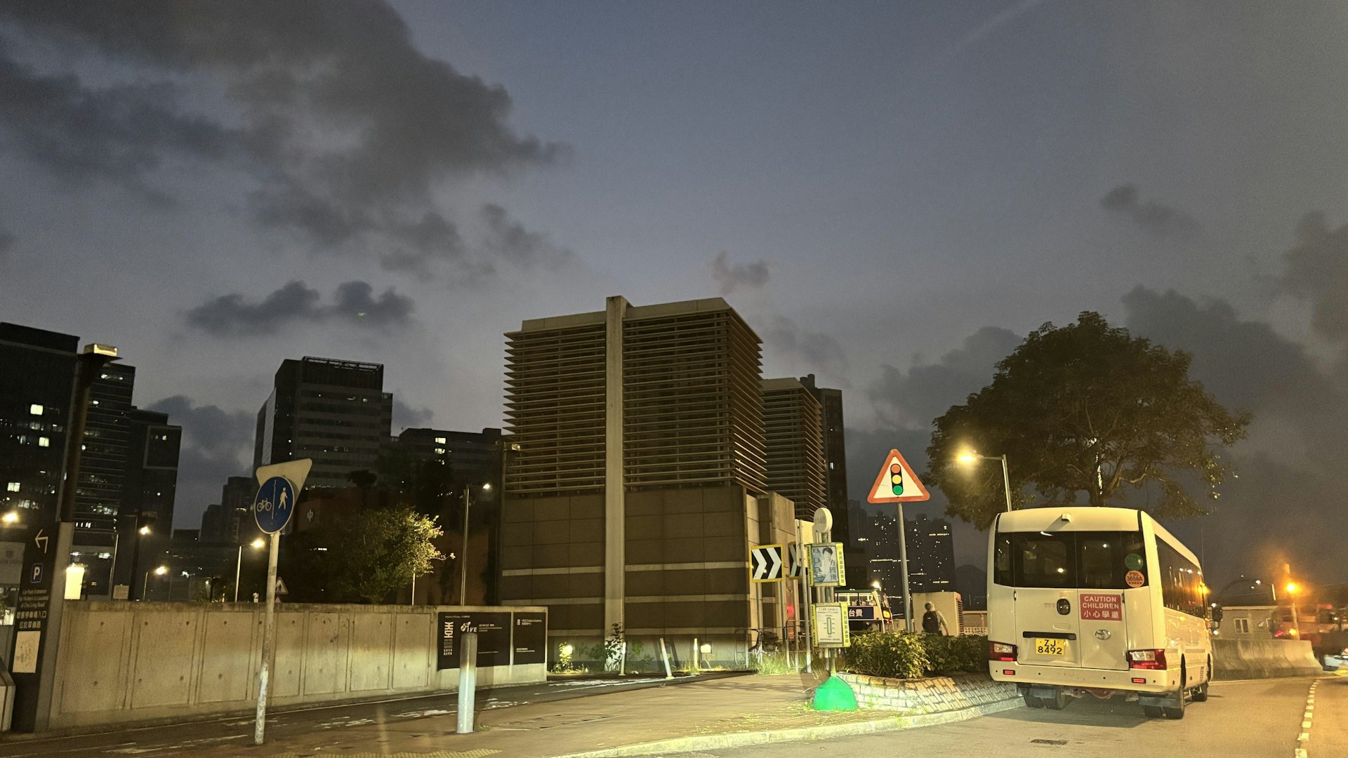 天文台预测,本港今日(10月15日)大致多云。早上有一两阵微雨。日间部份时间有阳光,最高气温约31度。
