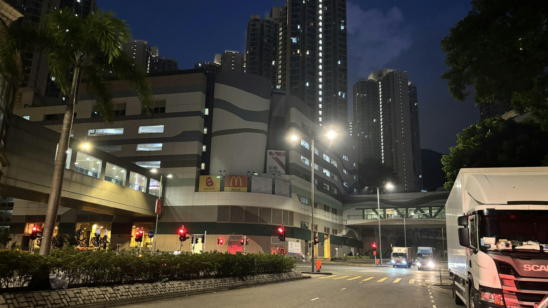 天文台预测,本港今日(10月15日)大致多云。早上有一两阵微雨。日间部份时间有阳光,最高气温约31度。