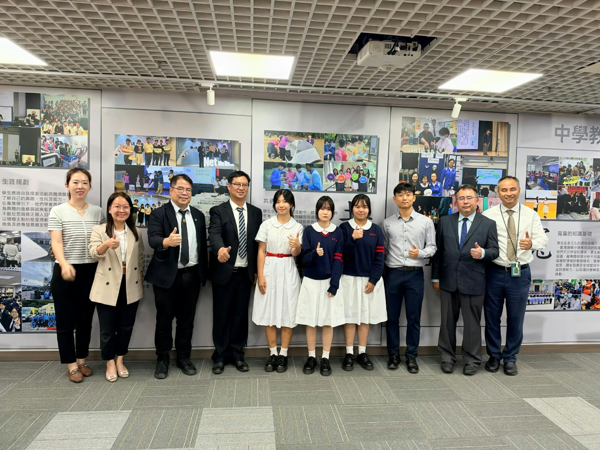 校方安排学生访问万教授,并与师生合照。