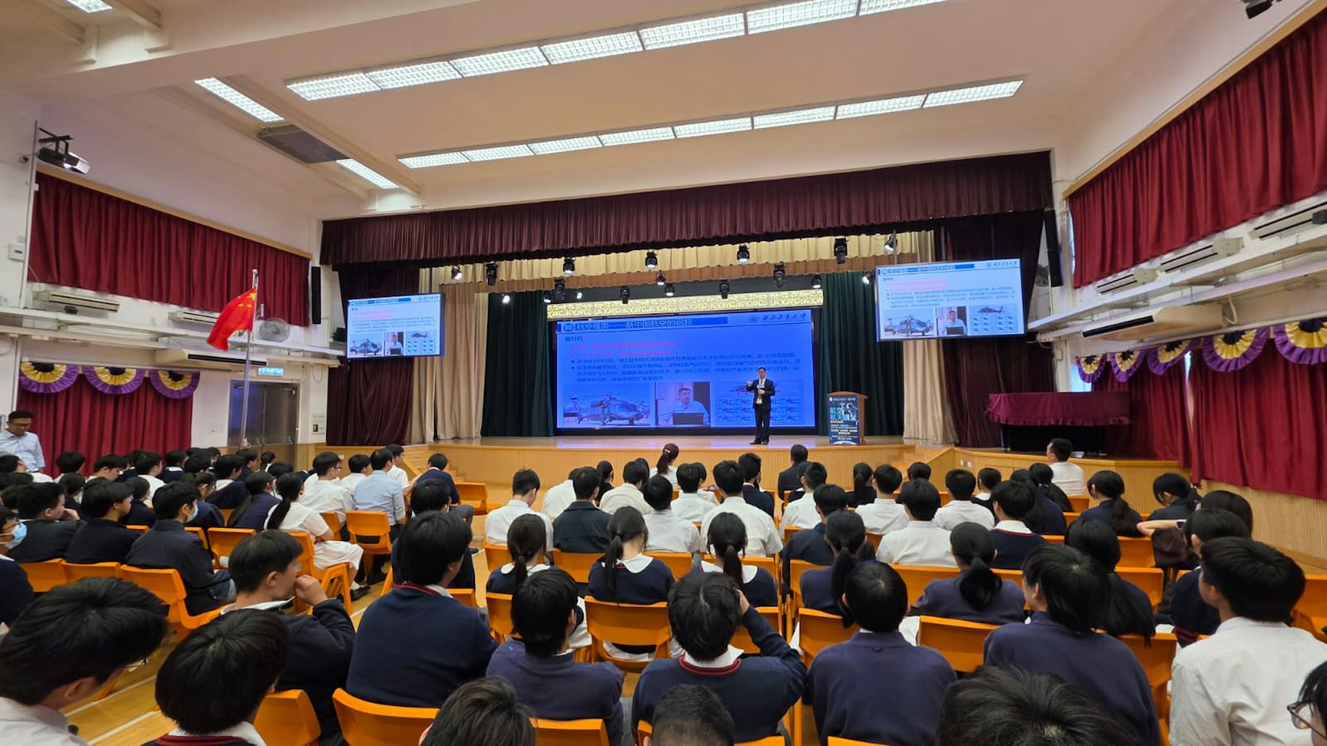 郭一苇中学积极推动创新教育,学生在答问及专访环节踊跃发问,就AI应用及跨学科升学与专家深入交流。