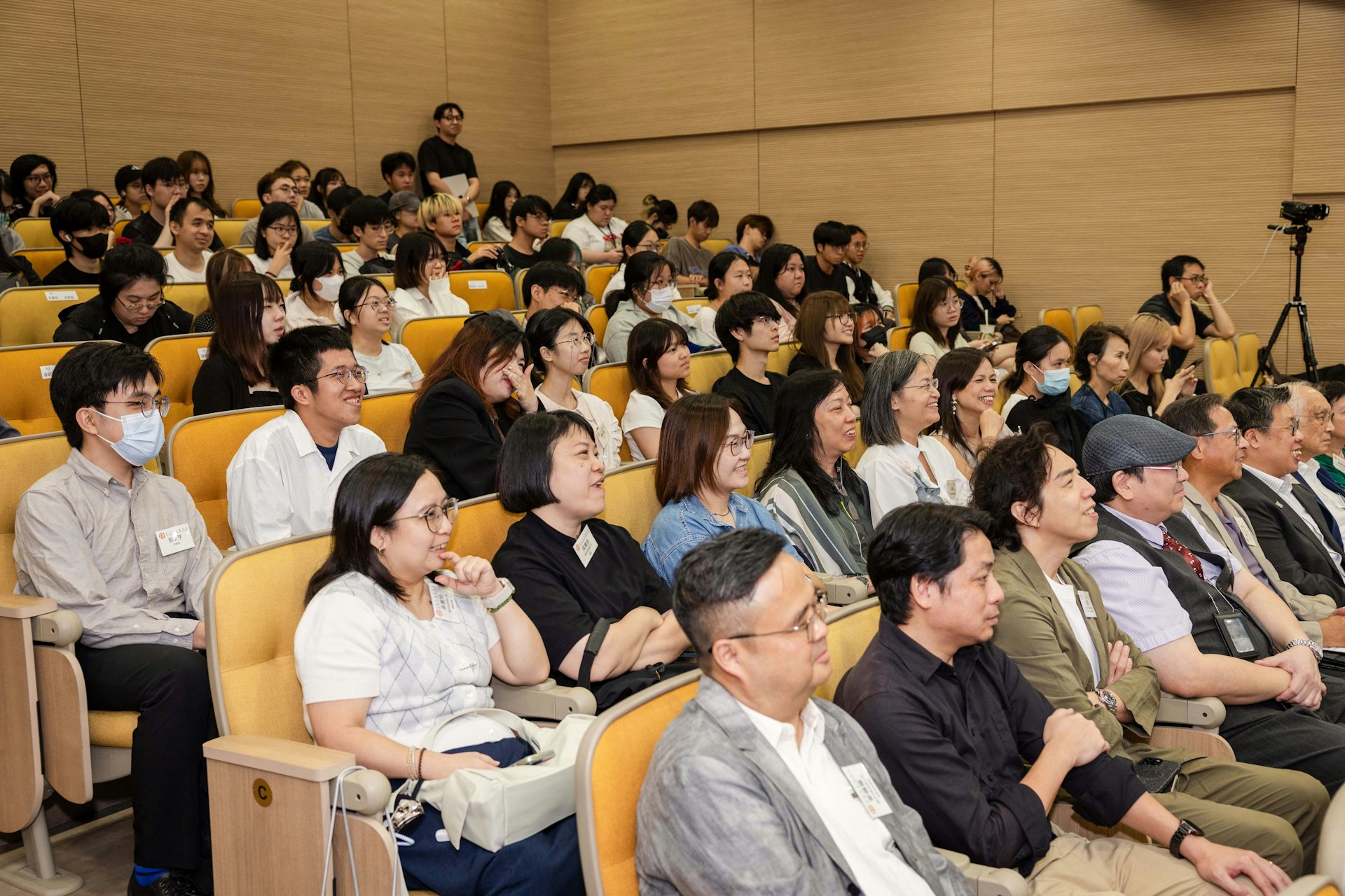 HKDI设计系学生出席总结分享会,除了一班有份到湾区实习的同学出席之外,一年级生也留心听取现场嘉宾的专业意见。