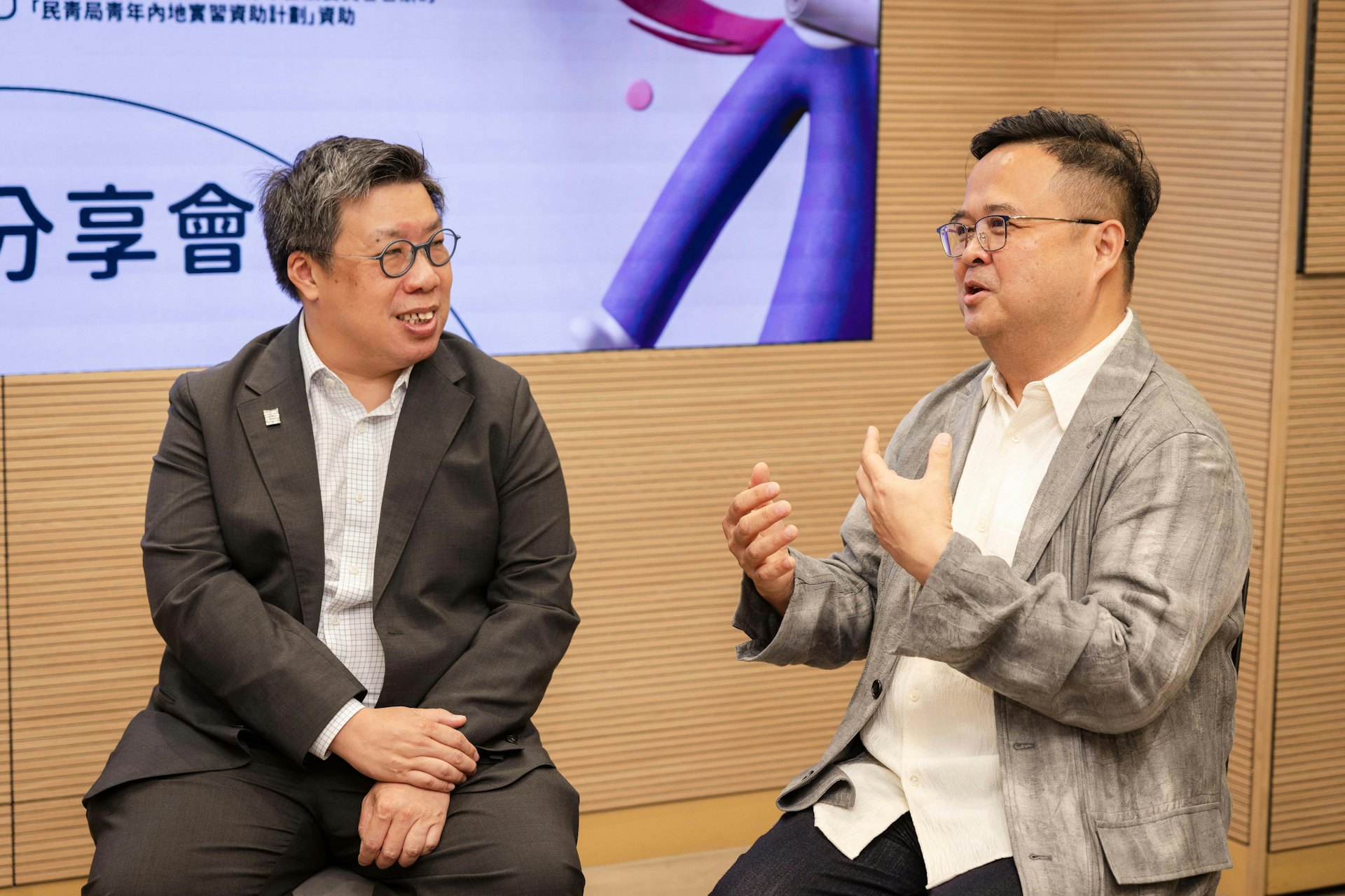 香港知专设计学院副院长谭智恒(左)及实习企业之一滙洋业务发展总监麦国耀(右)认为今次实习学生绝对有能力毕业后到湾区印刷企业正式工作。