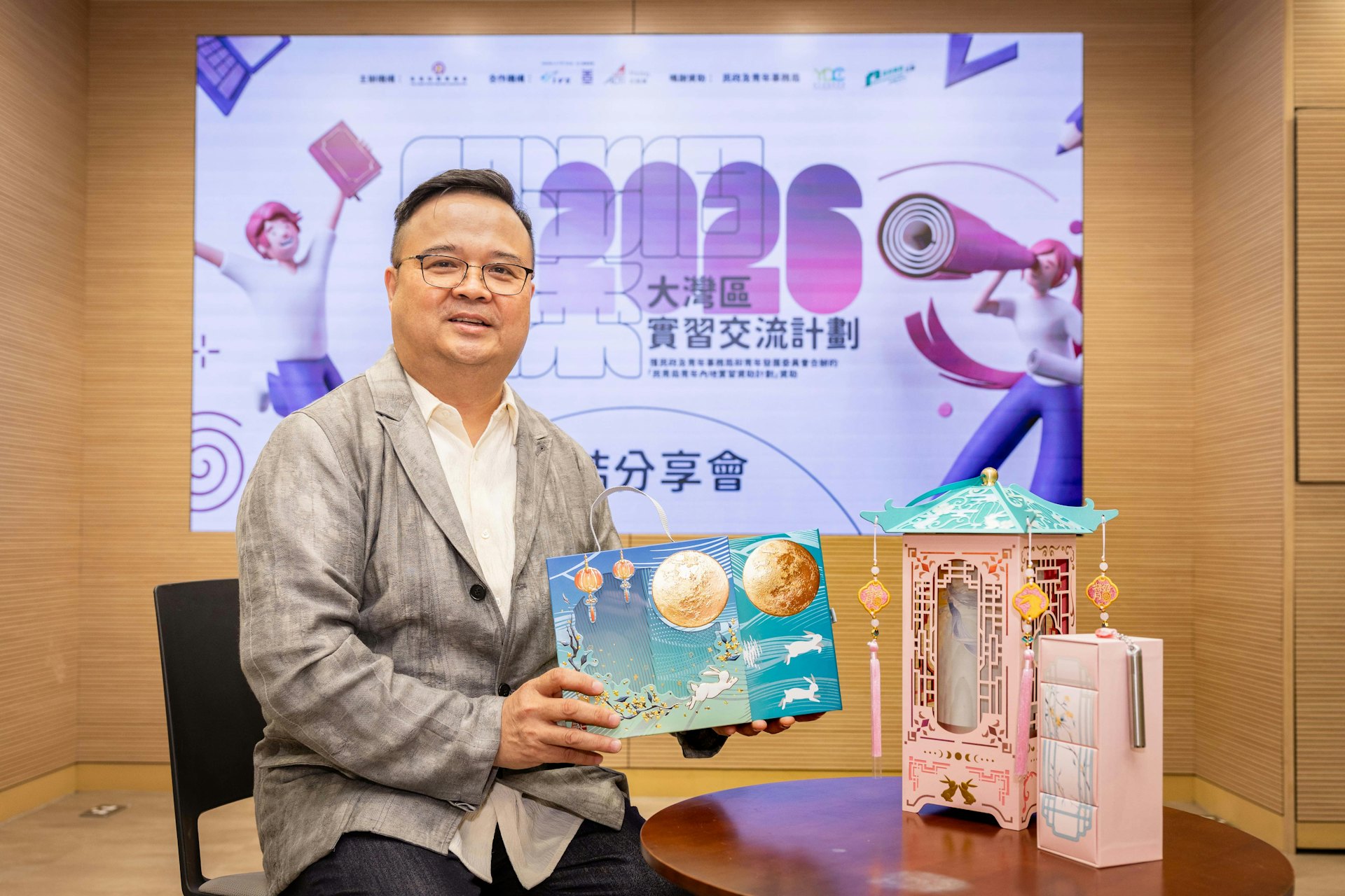 麦国耀称赞多位到滙洋实习的同学具备创意与实行性,能够在有限的资金预算下制作两款高质中秋礼盒,并成功在市面发售,获得高度评价。