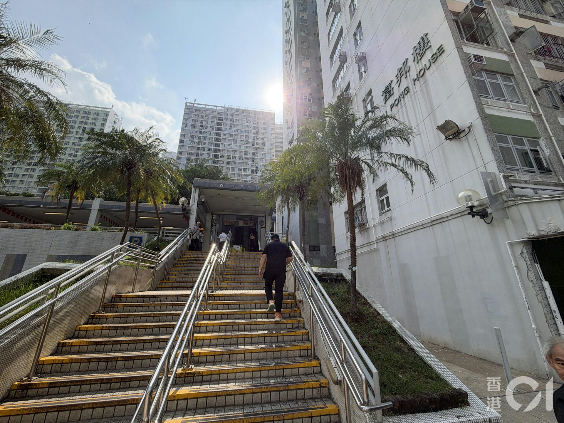 扶手梯位于富邦楼对开,连接平台与天桥。
