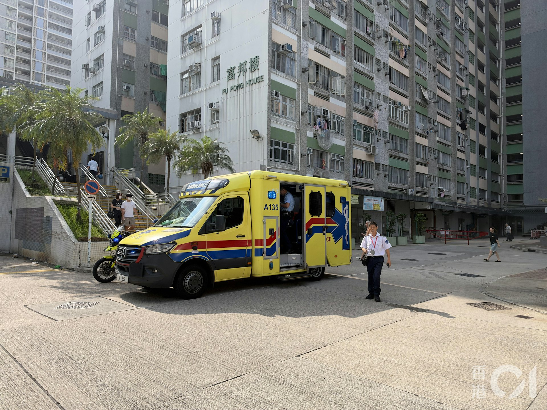 事后两名伤者送往仁济医院治理,警方正调查意外经过。