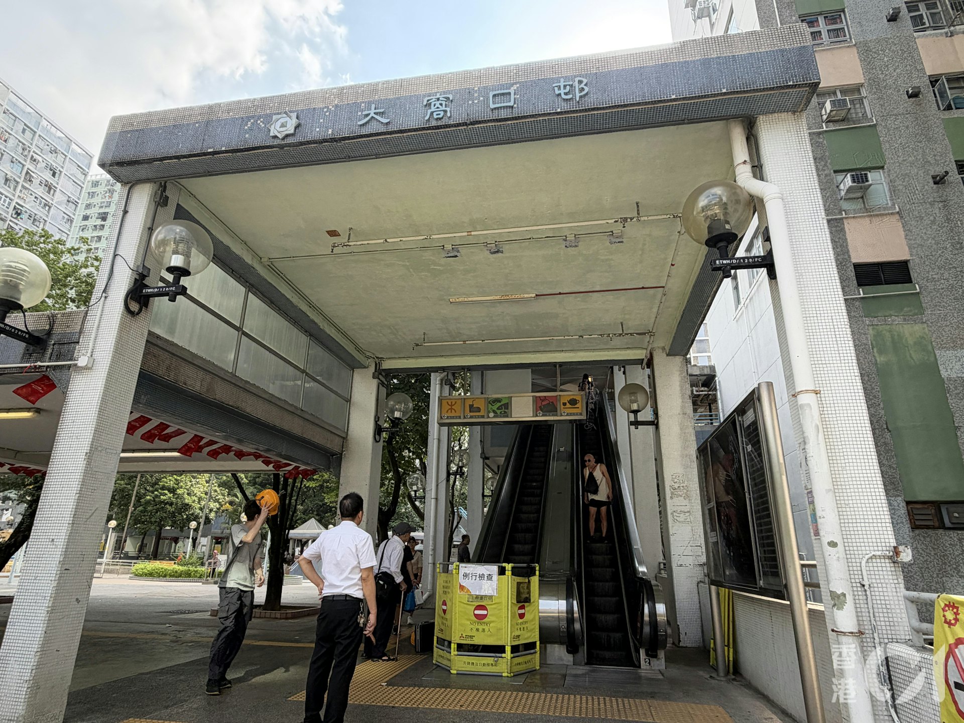 现场为大窝口邨富邦楼对开一扶手电梯。