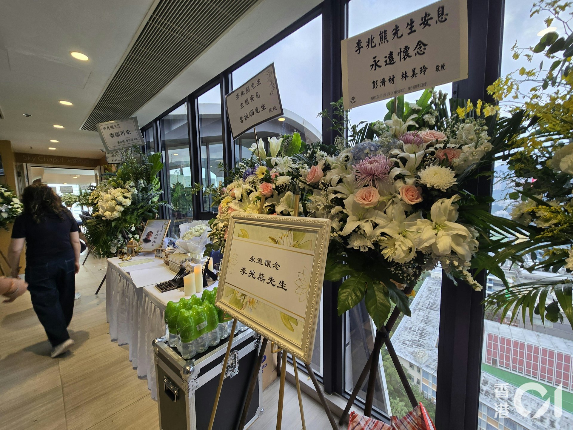 电视界传奇监制李兆熊追思会举行,陈豪郑嘉颖等视帝献花牌悼念 电视界传奇监制李兆熊追思会举行,陈豪郑嘉颖等视帝献花牌悼念