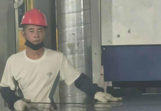 近日有网民在社交平台分享工厂短片,竟被发现一名切割工神复制陈小春容貌。