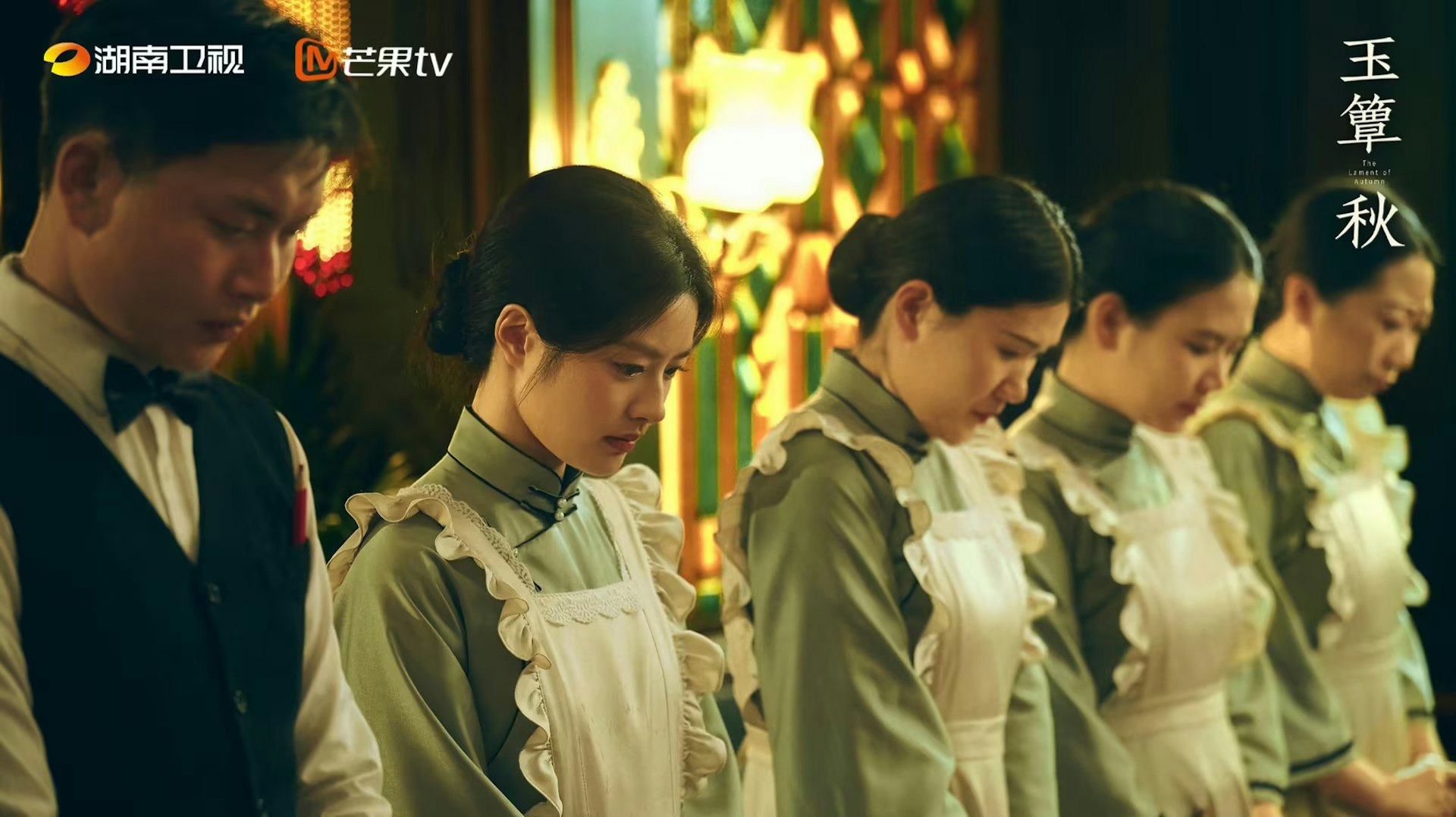 《玉簟秋》(簟:粤音读音若「电」或「点」,粤拼:din6 或 dim6;普通话拼音:diàn)故事讲述20世纪20年代军阀割据时期,贫寒女学生叶平君(徐若晗饰)为筹措母亲医药费打工,意外卷入针对少帅虞昶轩(丞磊饰)的刺杀风波。(@微博《玉簟秋》)