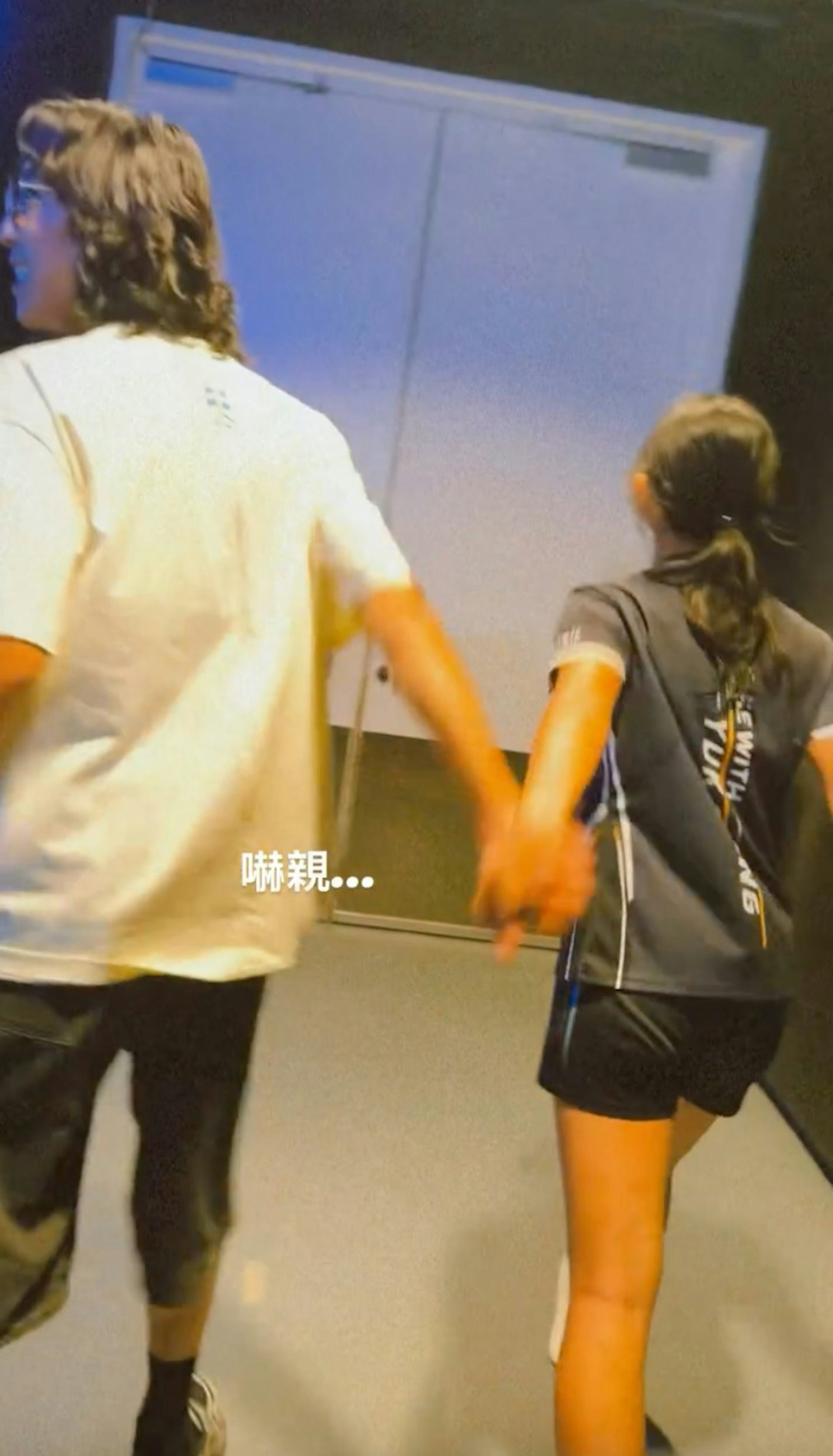 陆永的13岁细女陆一心(SimSim)惊喜探班。