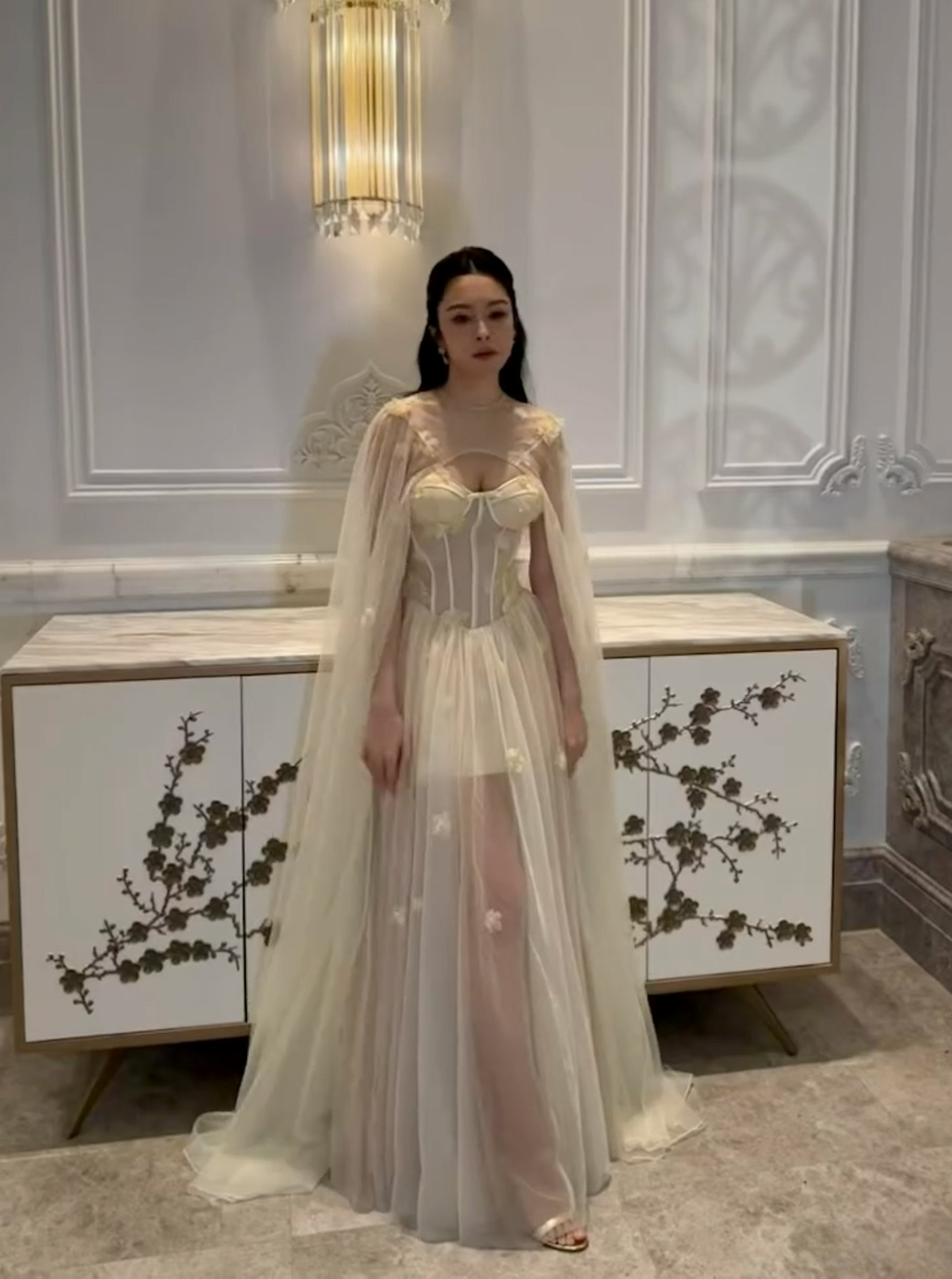 长腿若隐若现。(IG@kelllycheung)