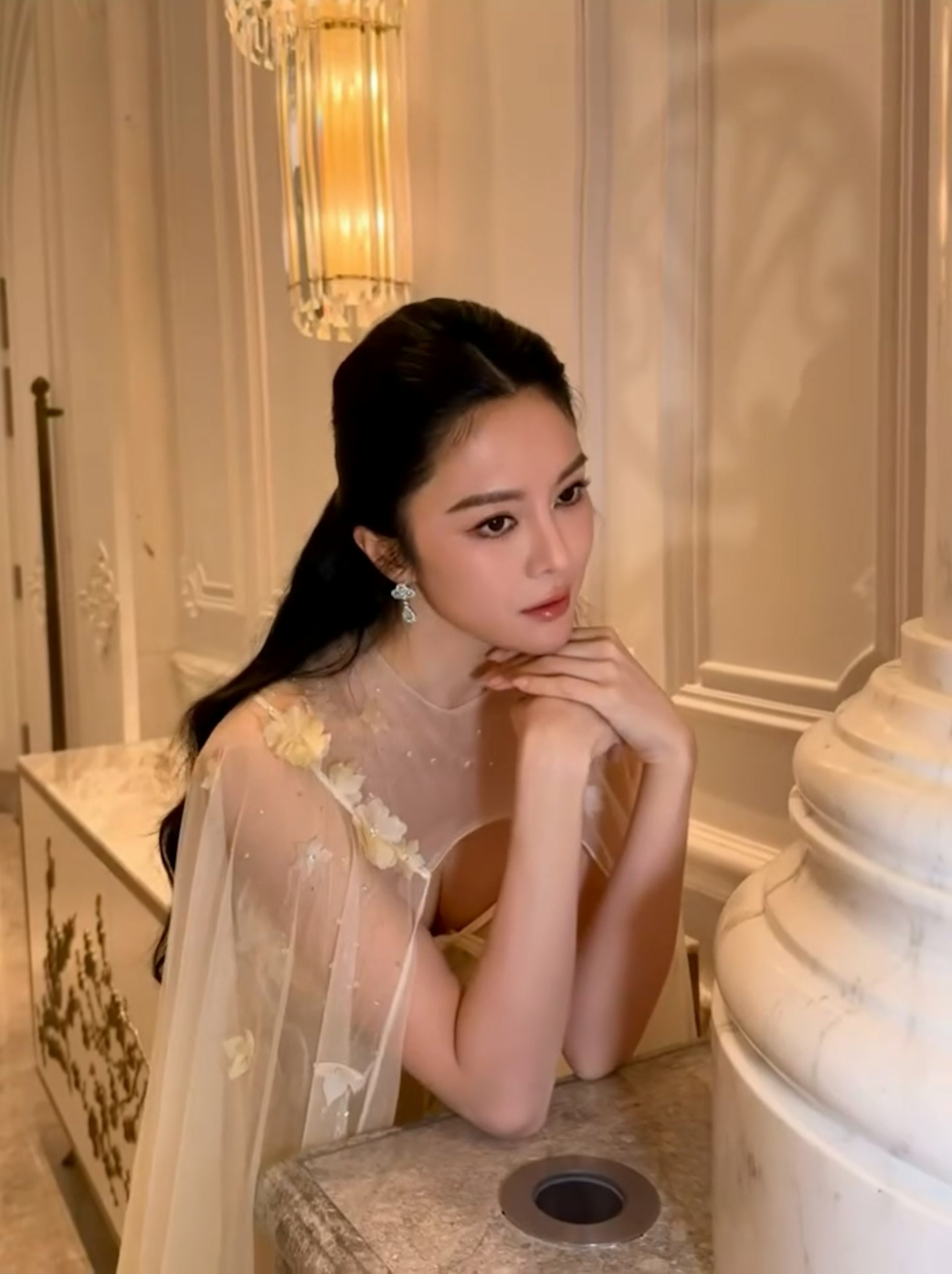张曦雯大骚深长事业线。(IG@kelllycheung)