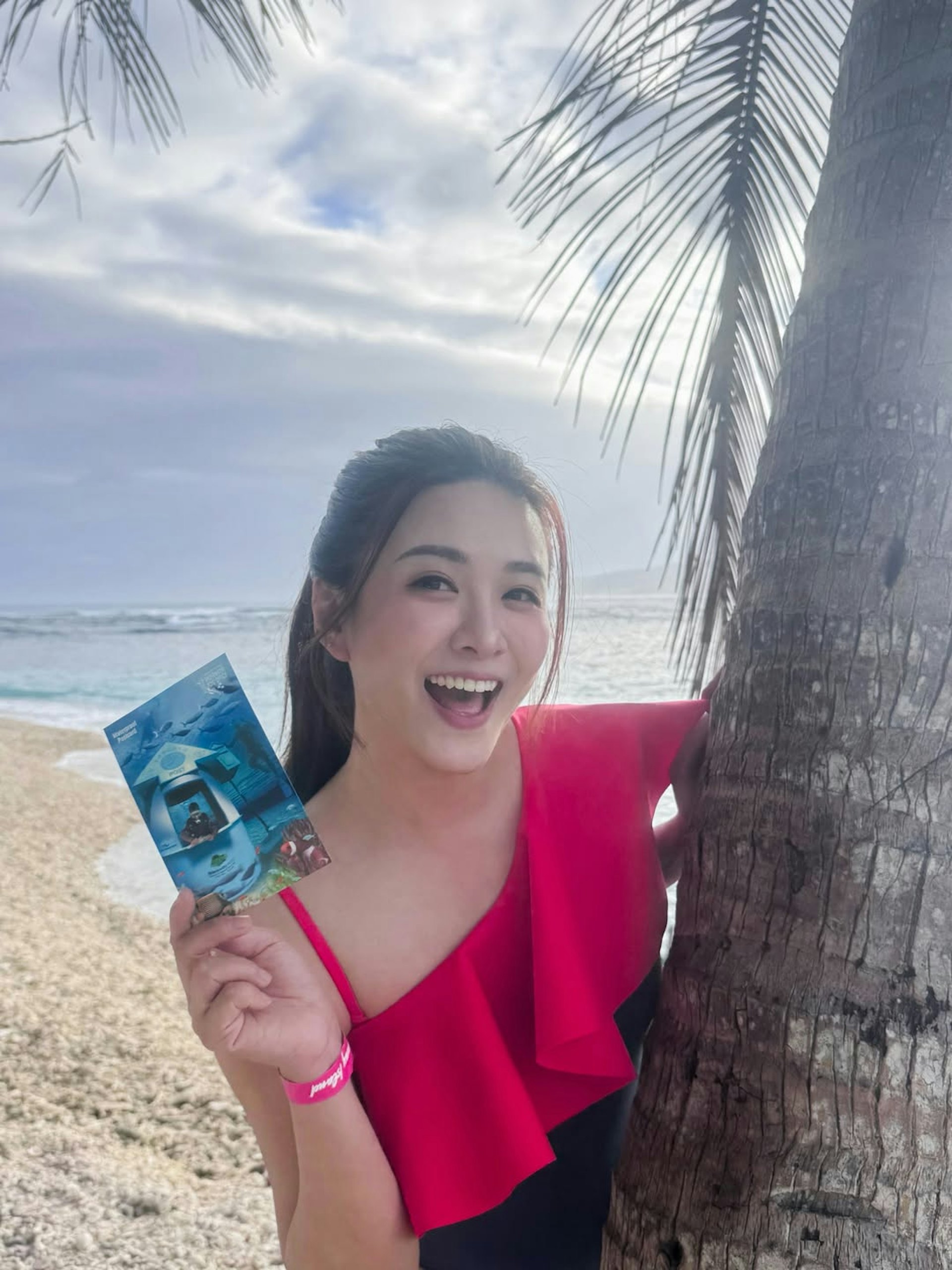 江嘉敏瓦努阿图挑战巨浪解锁新技能,红蓝荷叶边泳衣秀S形身材 江嘉敏瓦努阿图挑战巨浪解锁新技能,红蓝荷叶边泳衣秀S形身材