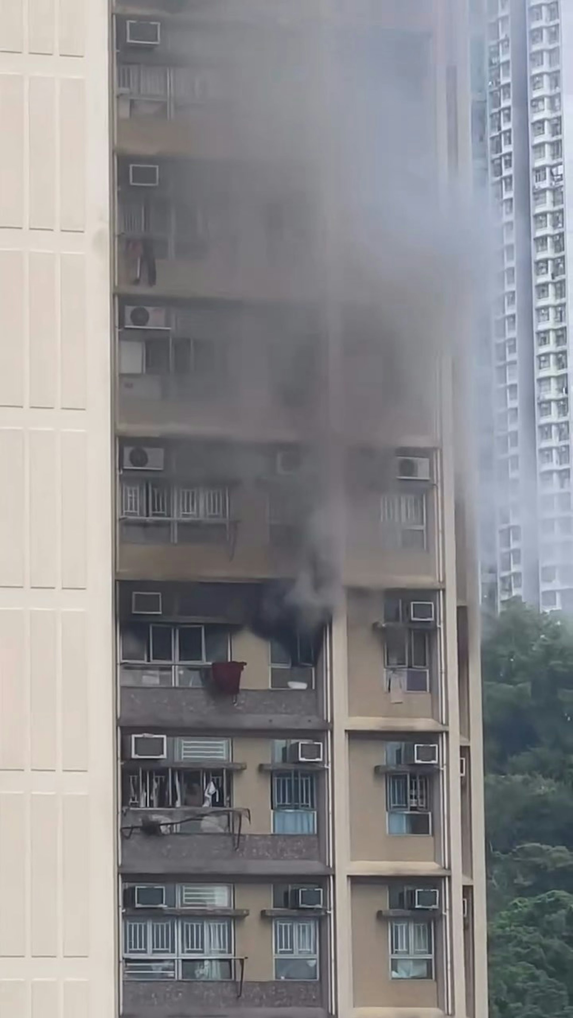 起火单位冒出大量浓烟。