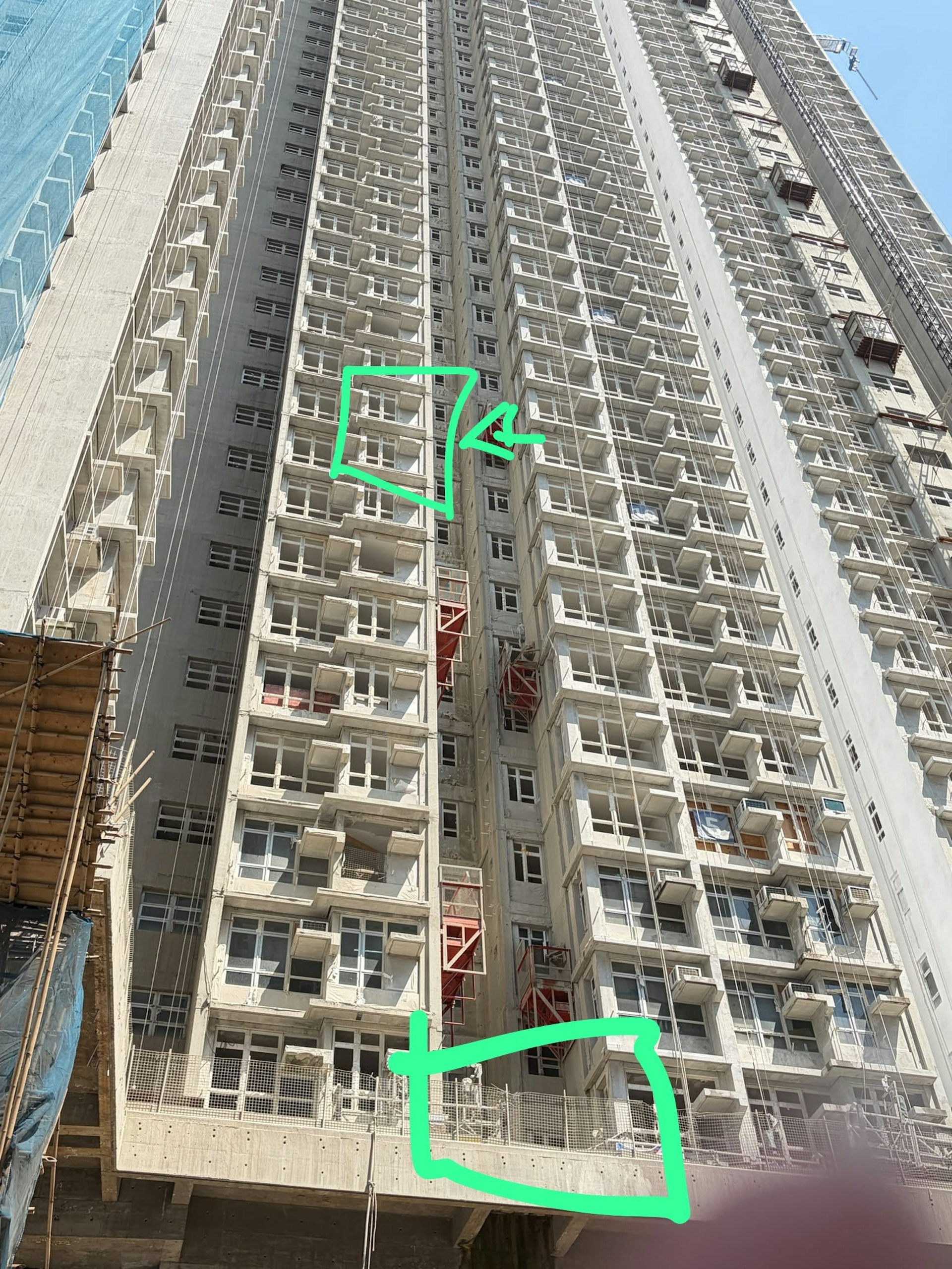 家属与工业伤亡权益会认为,若死者连人带工作台堕下,事故有机会牵涉清拆工序问题,而非单纯的安全带问题。图中绿色圈是怀疑死者从高处堕下的位置。