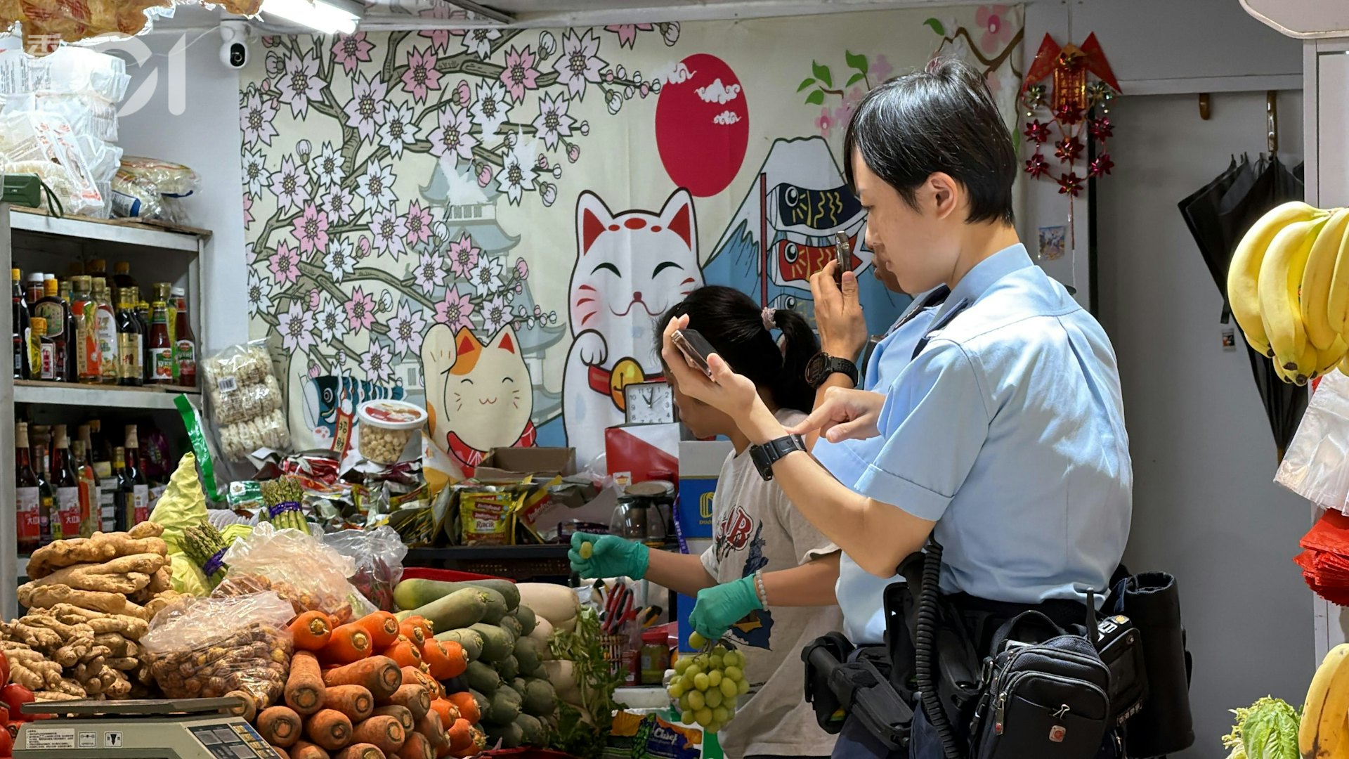 警员在店内调查。