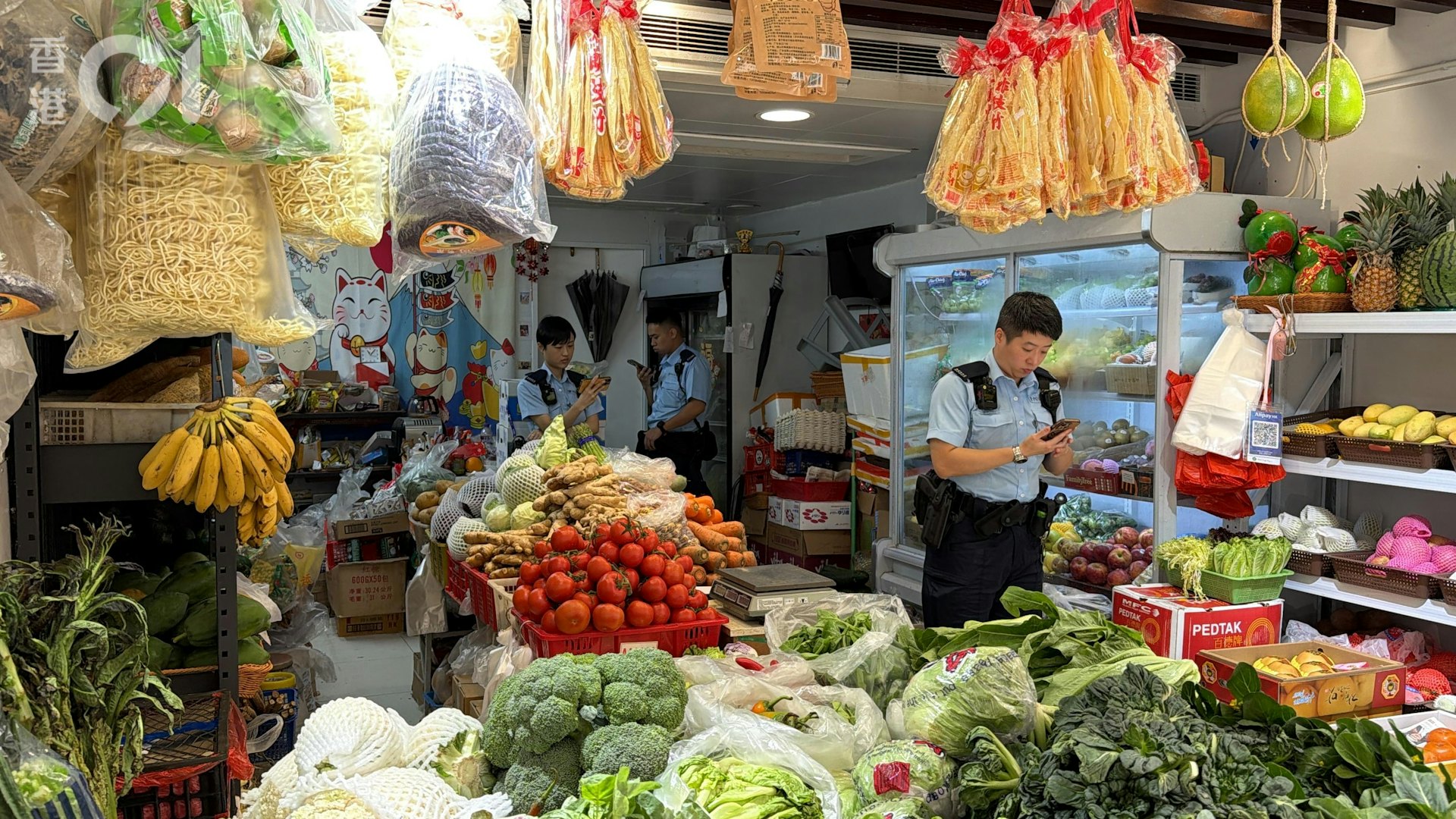 警员在菜档调查。
