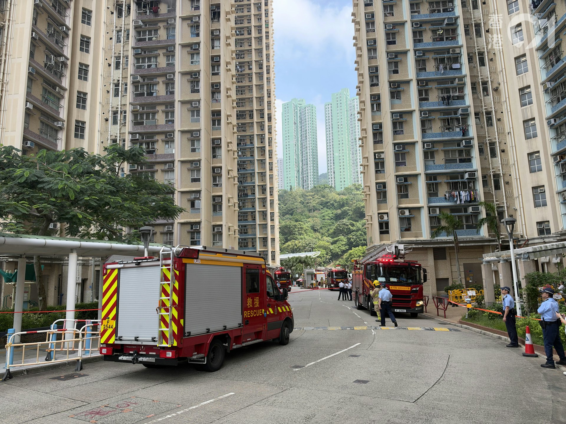 现场为油丽邨秀丽楼,消防员到场救援。