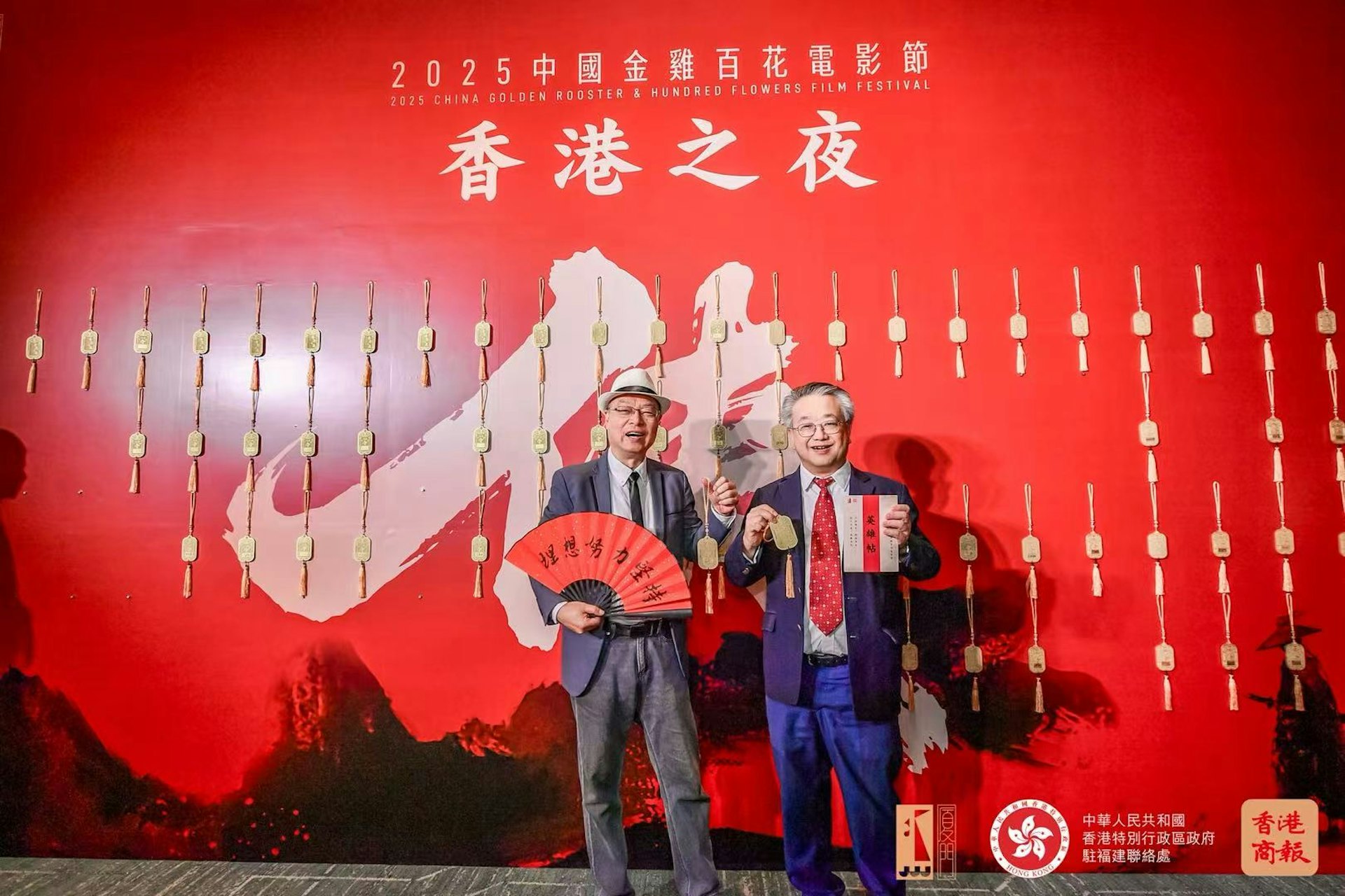 第二届香港之夜以「江湖」为主题,现场派发英雄帖及令牌入场,活动迅速在金鸡期间走红,社交平台争相打卡。