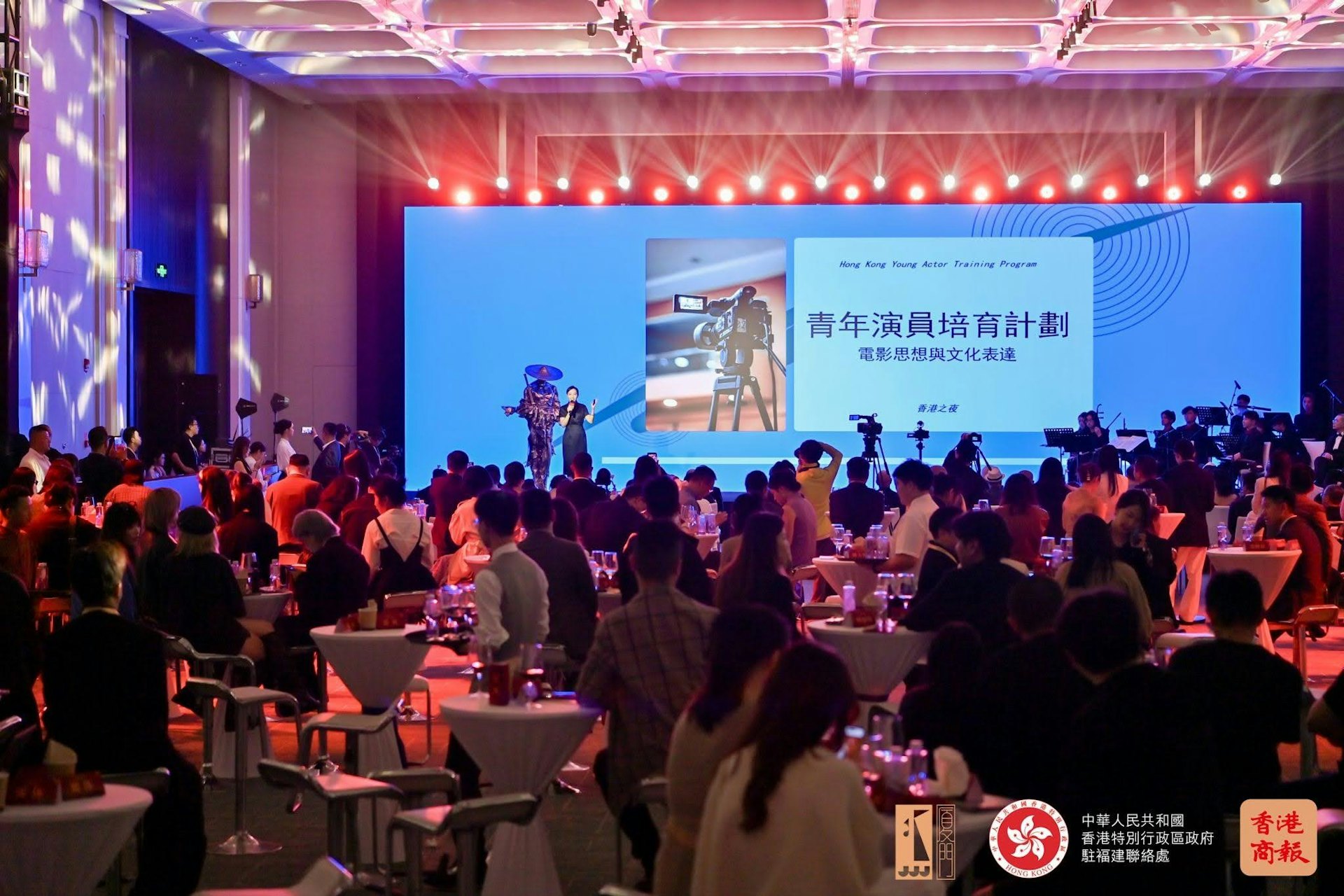 胡薇于第二届香港之夜现场发布《青年演员员培育计划》 并与设计师孟胡蝶共同揭幕「香港之夜」专属奖杯。