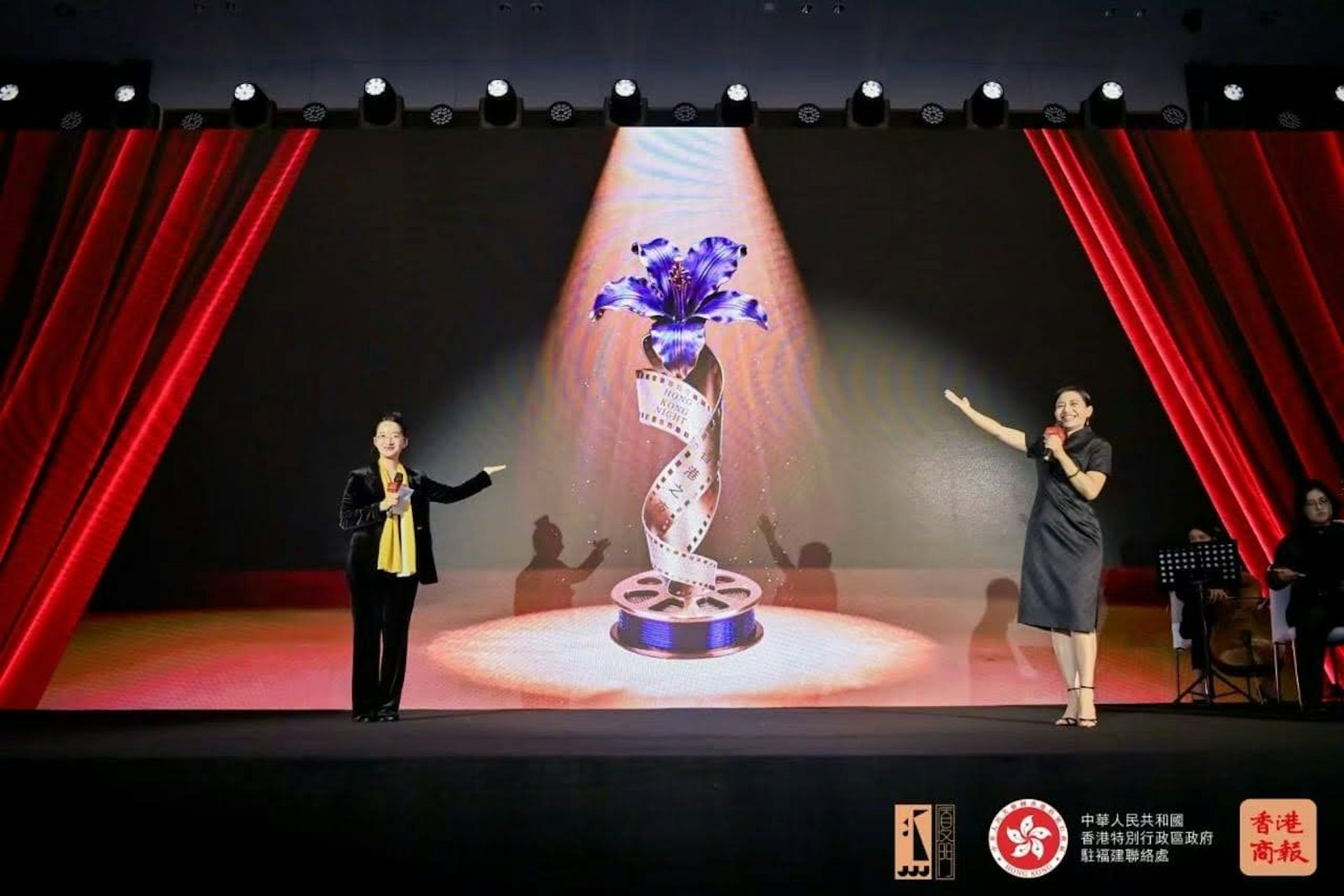胡薇于第二届香港之夜现场发布《青年演员员培育计划》 并与设计师孟胡蝶共同揭幕「香港之夜」专属奖杯。