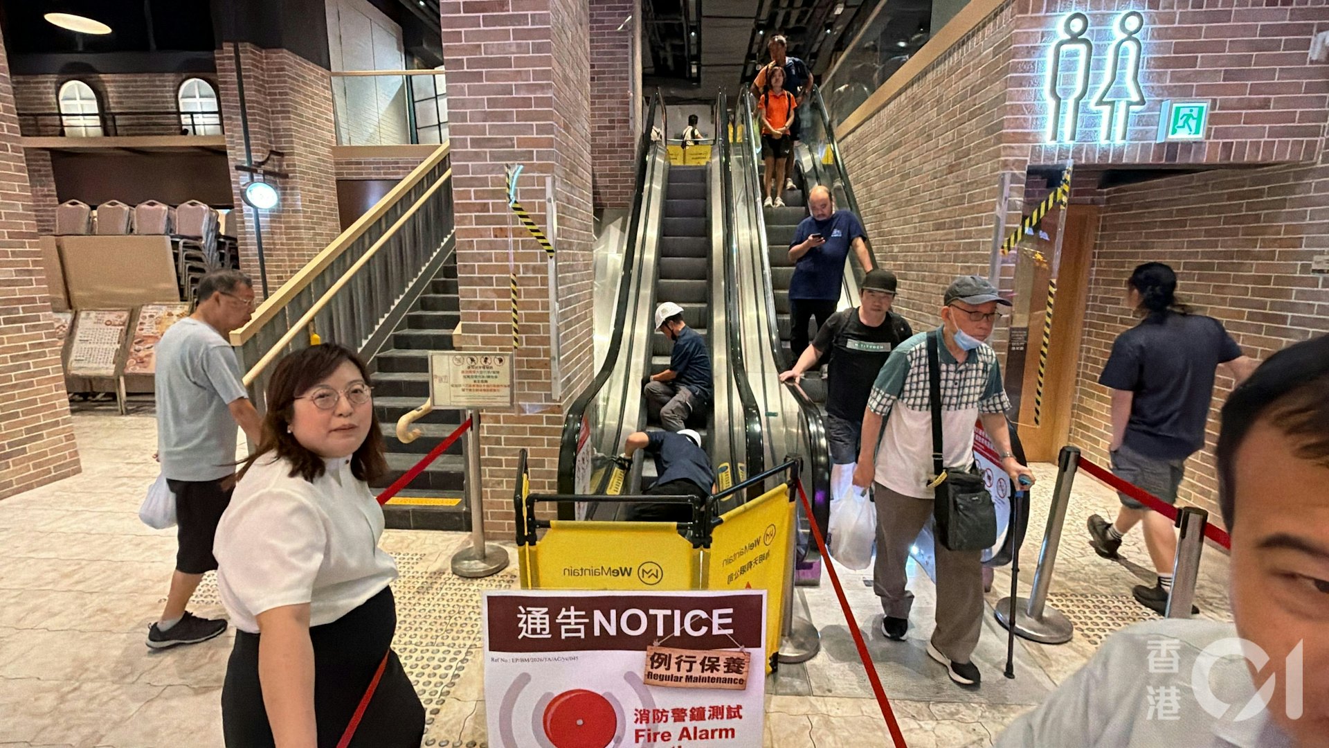 一名老翁及同行外佣疑在扶手电梯上失平衡跌倒,老翁头流血受伤,外佣头发被卷入梯间。