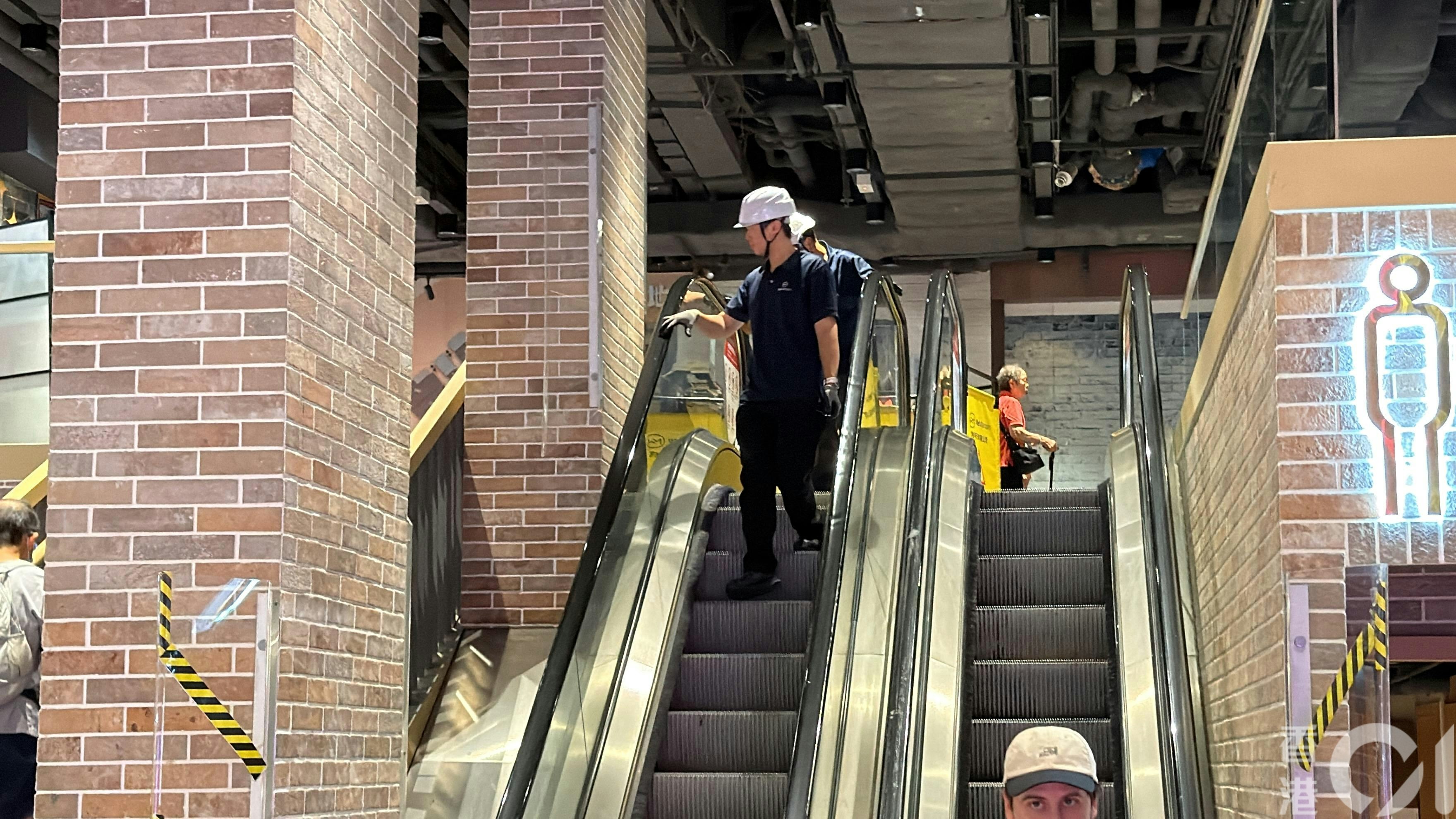 一名老翁及同行外佣疑在扶手电梯上失平衡跌倒,老翁头流血受伤,外佣头发被卷入梯间。