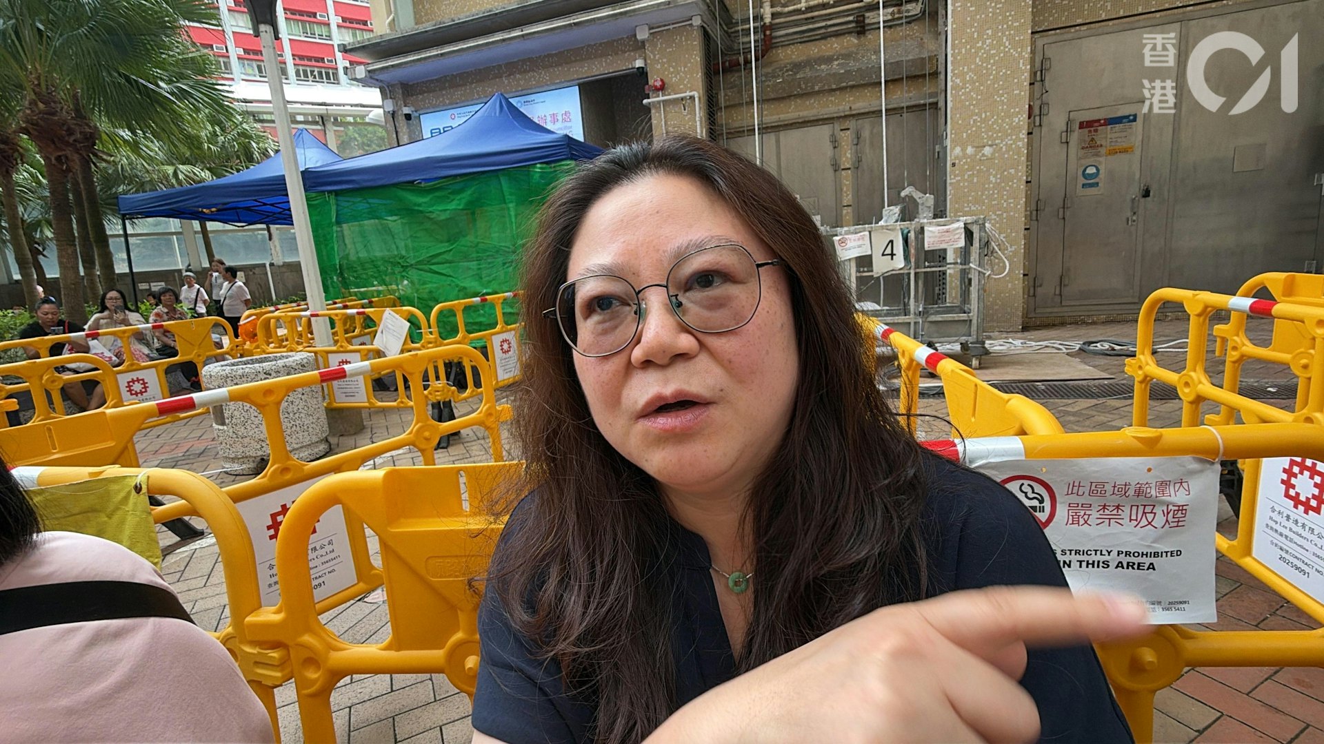 居于起火单位同层的9楼住客杨小姐惊魂未定,「惊呀!而家手脚仲软紧!」