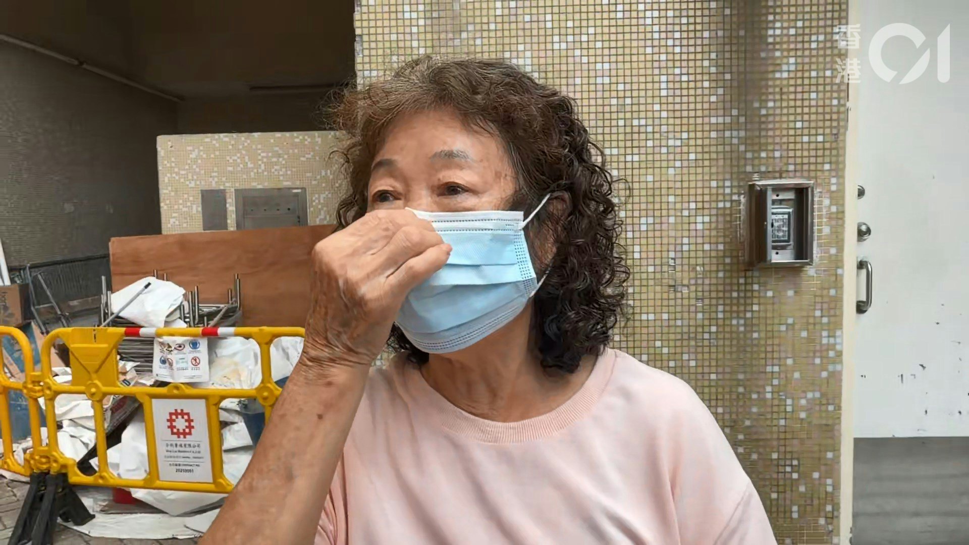 13楼梁女士听到消防车声开窗查看,「望出去见到有烟,见到着火就走人!」