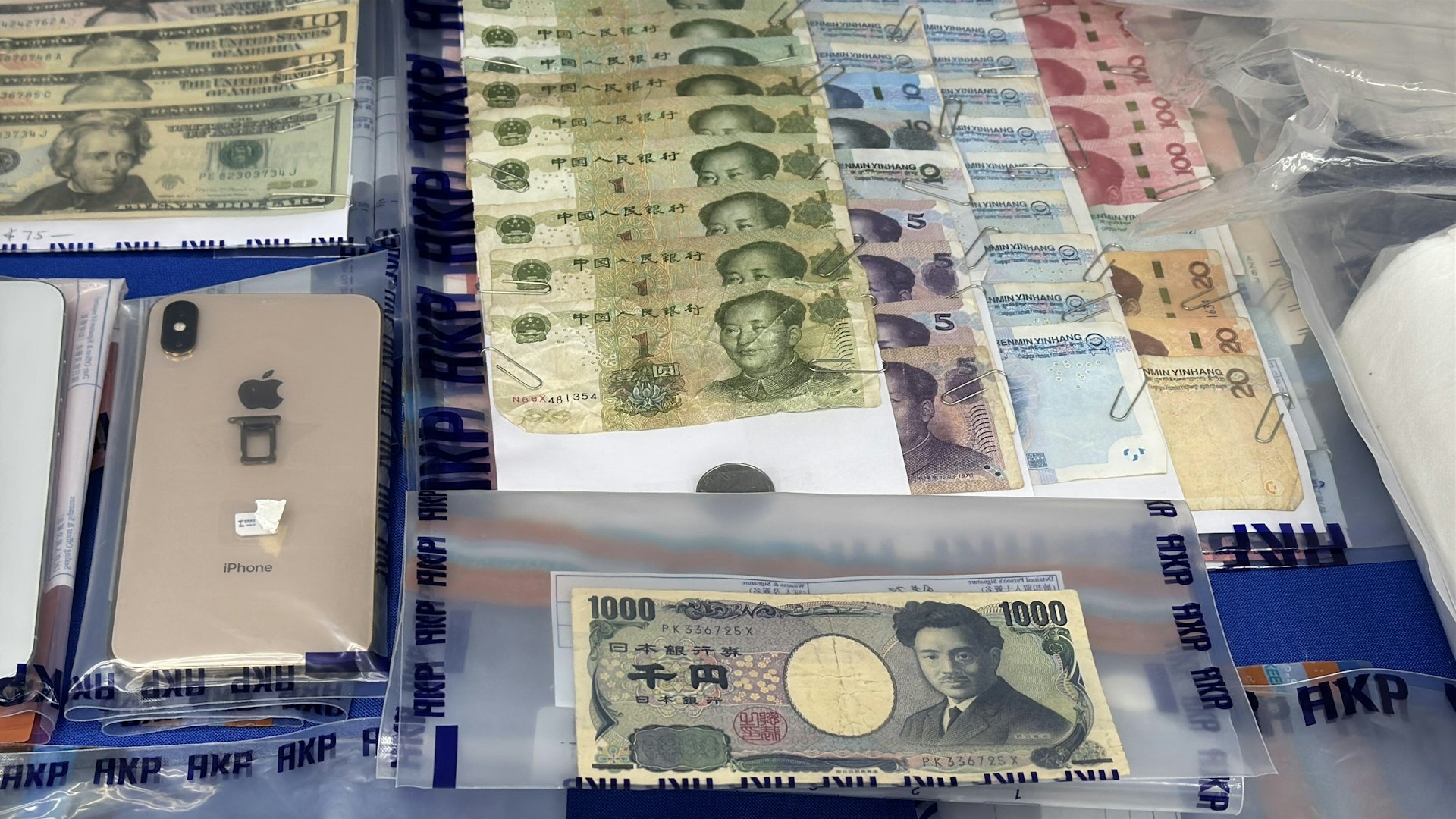 警方检获现金、避孕套、毛巾等证物。