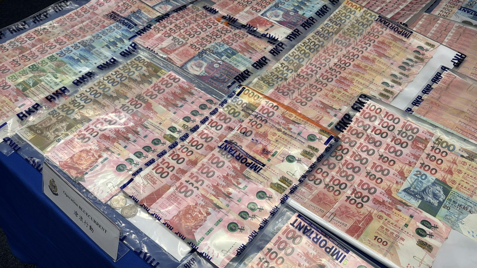 警方检获现金、避孕套、毛巾等证物。