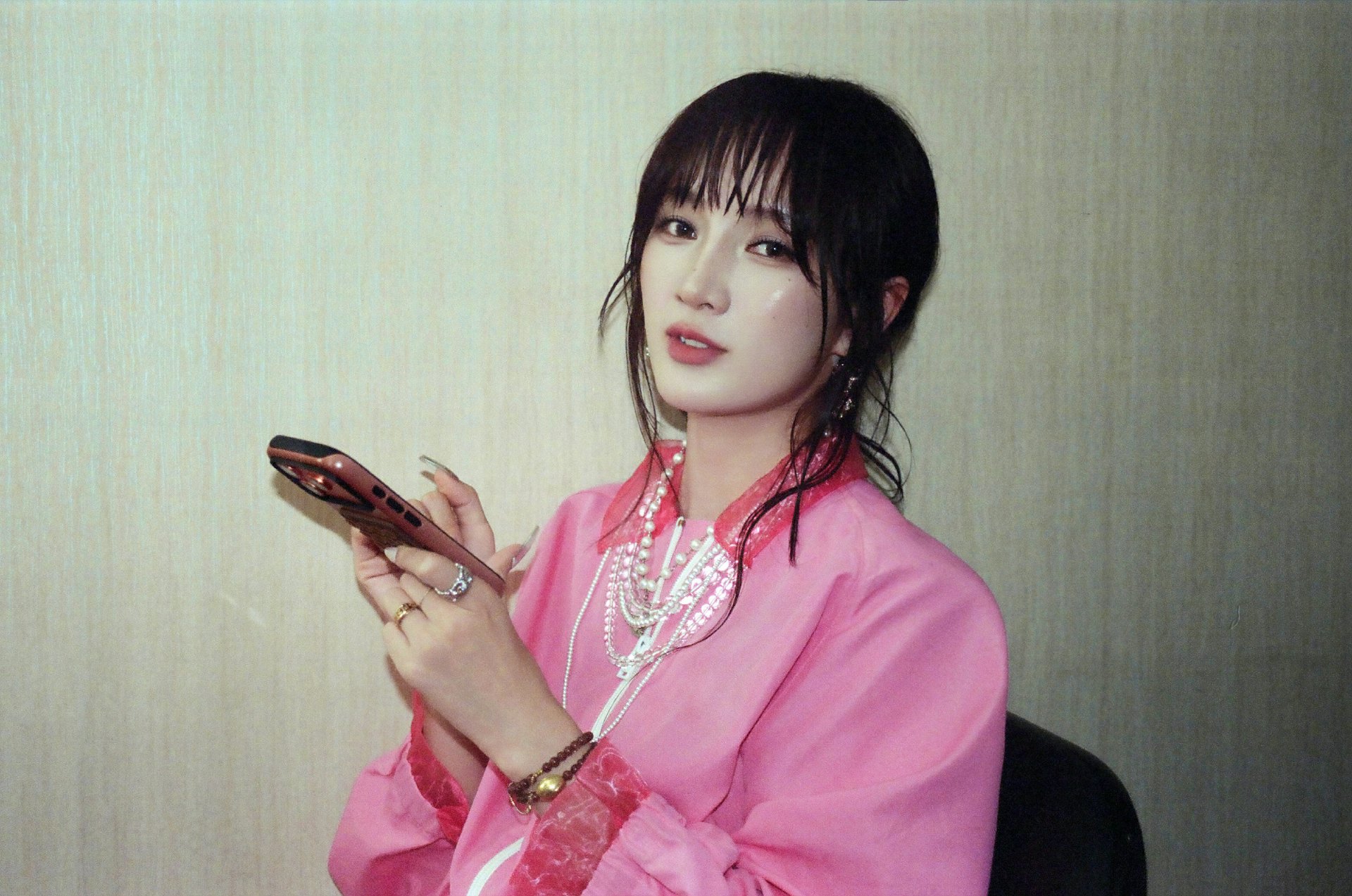 内地著名女演员金晨与歌手孟佳,近日相继透露在美国进修期间遇上学校突发破产的荒谬经历。(微博@M孟佳J)