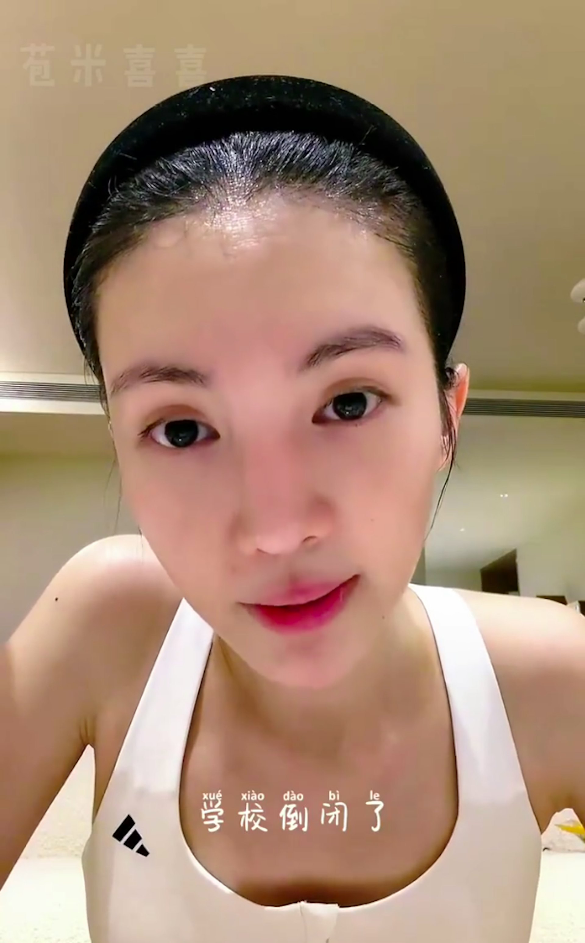金晨于10月13日直播时透露,此前特别暂缓演艺工作赴美进修,其后回国处理工作仅四天,为了赶上课程特意订购最早航班返美,岂料「落地时学校已经倒闭」。