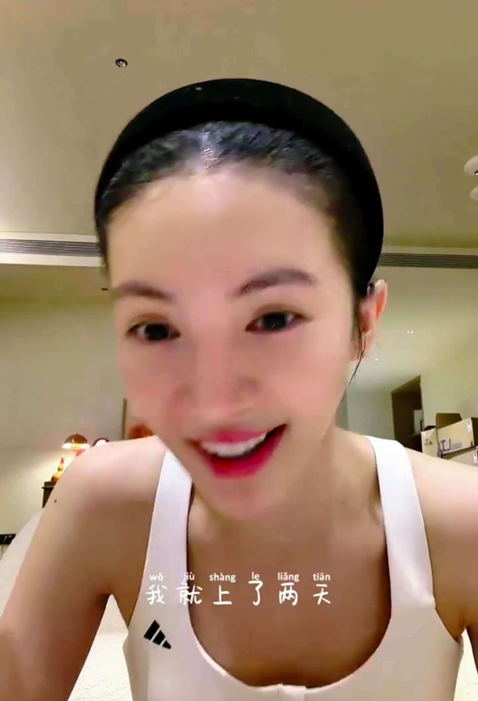 金晨无奈表示:「刚收完学费,我就上了两天,然后它就倒闭了,钱也没退。」