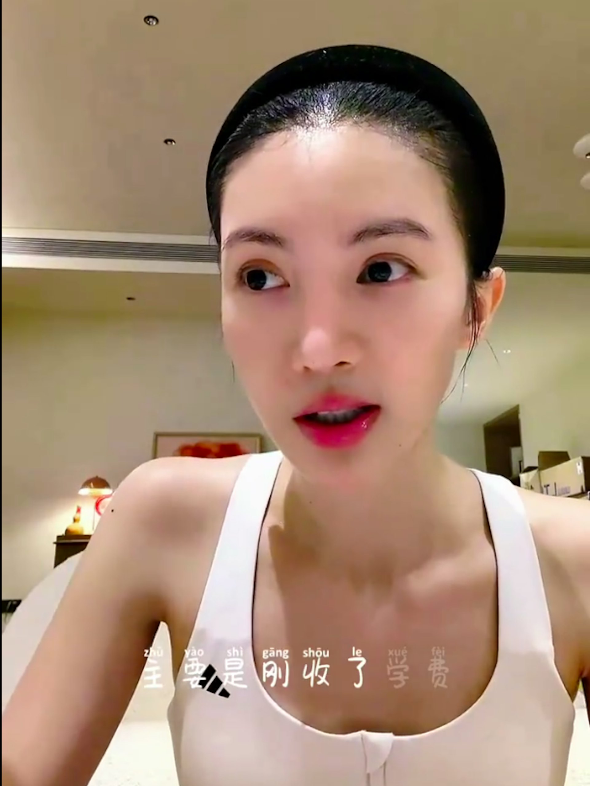 金晨于10月13日直播时透露,此前特别暂缓演艺工作赴美进修。