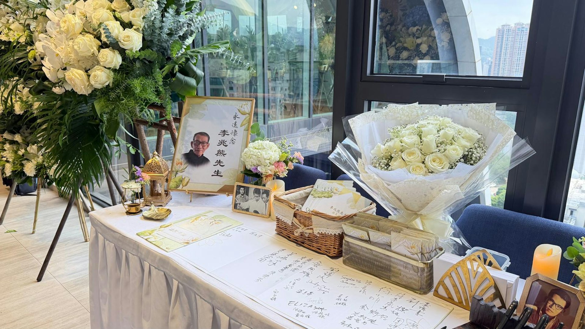 李兆熊追思会落幕:王心慰捧遗照登灵车,郑嘉颖低调送别 李兆熊追思会落幕:王心慰捧遗照登灵车,郑嘉颖低调送别