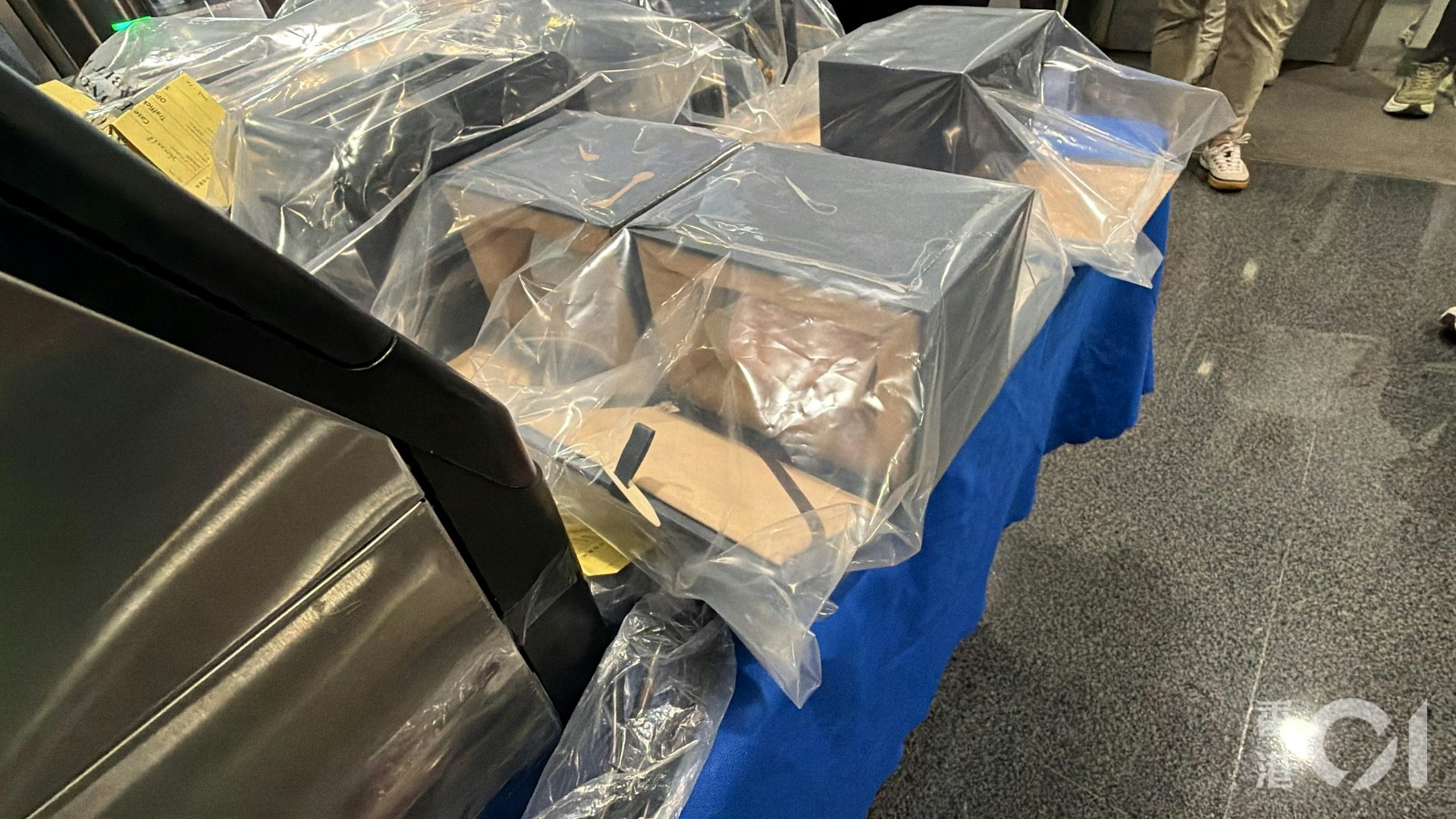 这批毒品收藏在制冰机、多士炉等家电的机身内部,以及包装盒的暗格。这些匿藏位置极其隐蔽,且不影响电器正常运作,因此需要彻底拆开,甚至破坏物品才会找到收藏在内的毒品。