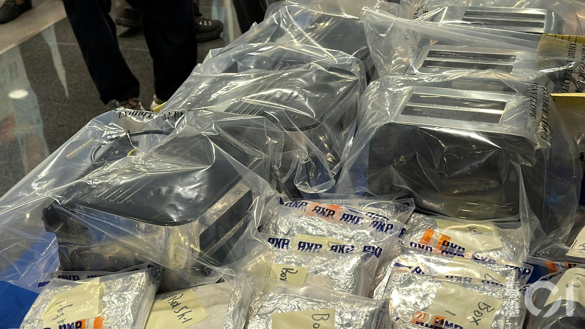 这批毒品收藏在制冰机、多士炉等家电的机身内部,以及包装盒的暗格。这些匿藏位置极其隐蔽,且不影响电器正常运作,因此需要彻底拆开,甚至破坏物品才会找到收藏在内的毒品。