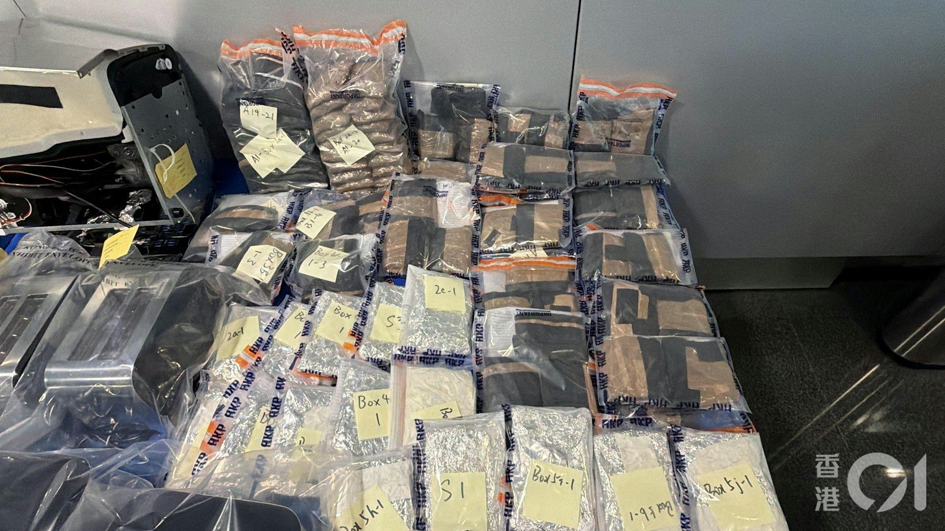 这批毒品收藏在制冰机、多士炉等家电的机身内部,以及包装盒的暗格。这些匿藏位置极其隐蔽,且不影响电器正常运作,因此需要彻底拆开,甚至破坏物品才会找到收藏在内的毒品。