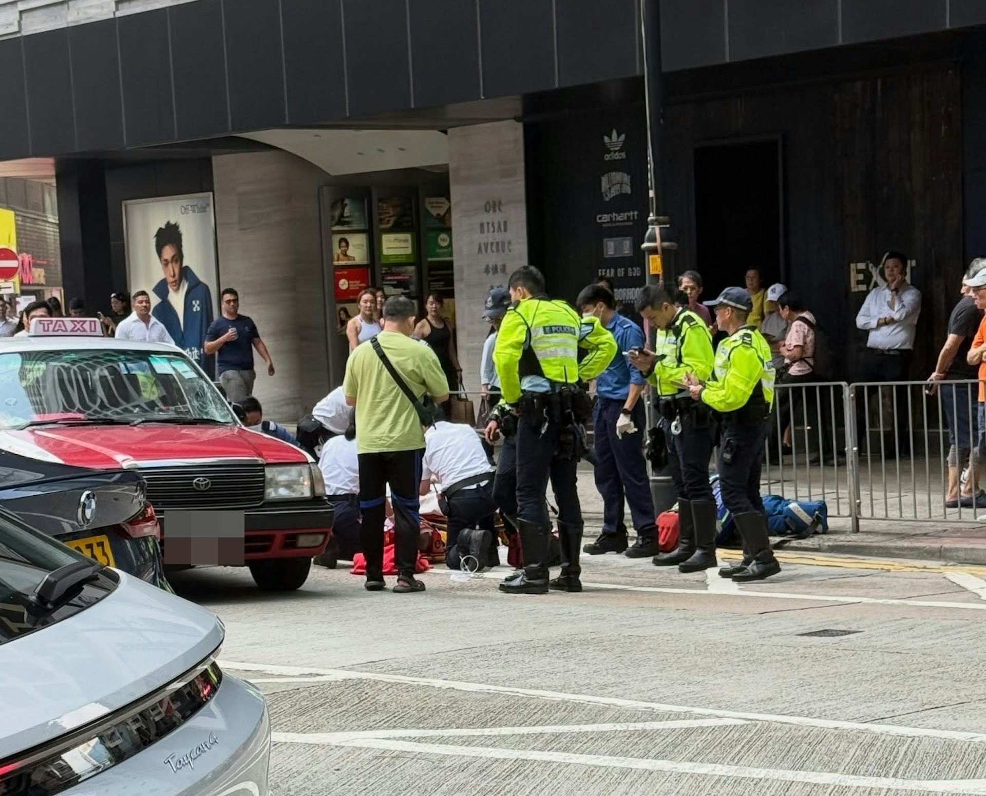 铜锣湾希慎道七旬老翁遭出租车撞伤倒地 铜锣湾希慎道七旬老翁遭出租车撞伤倒地