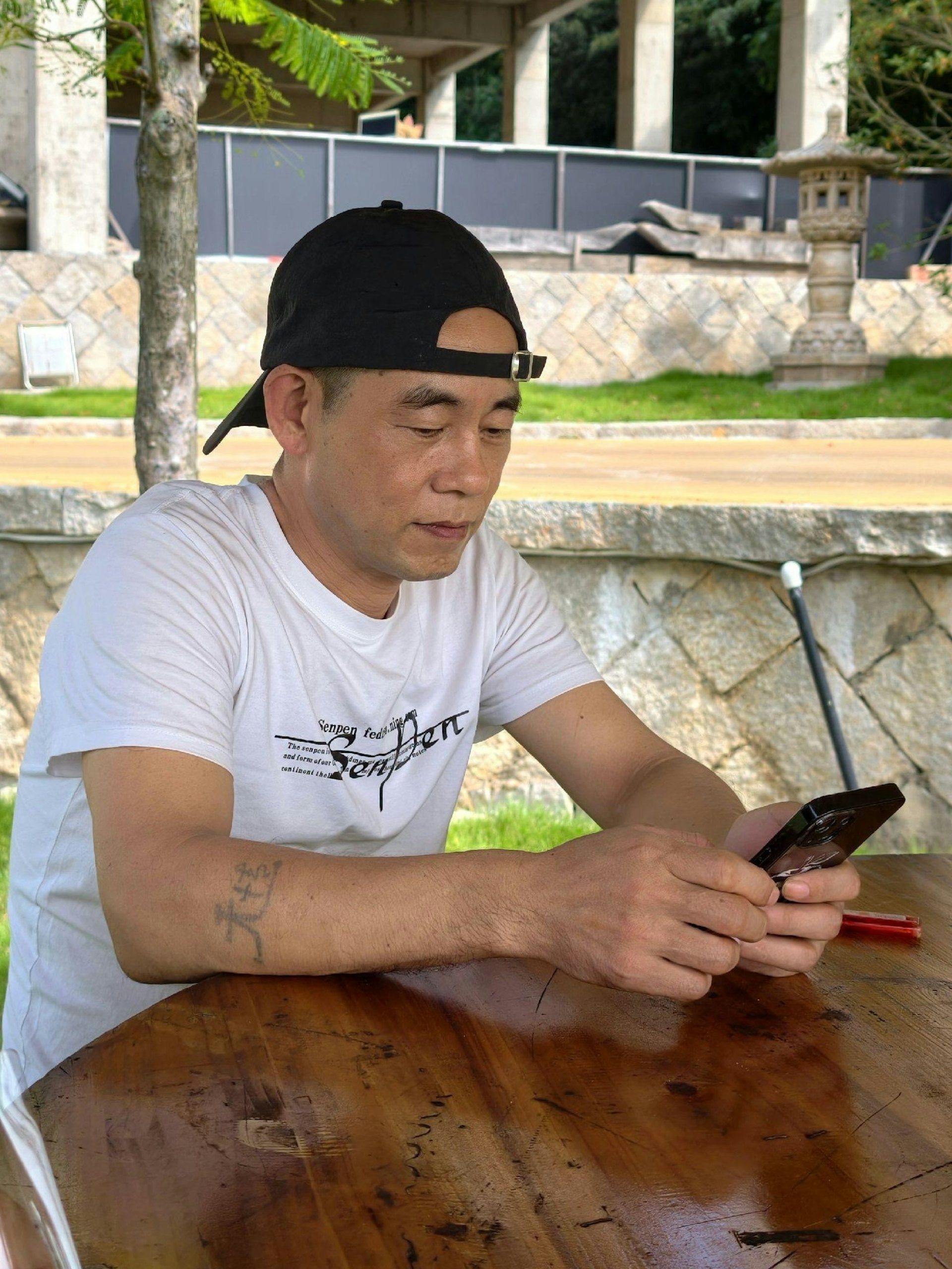 撞样陈小春的工人大叔开直播回应,直接否认了与陈小春的血缘关系。(抖音截图)