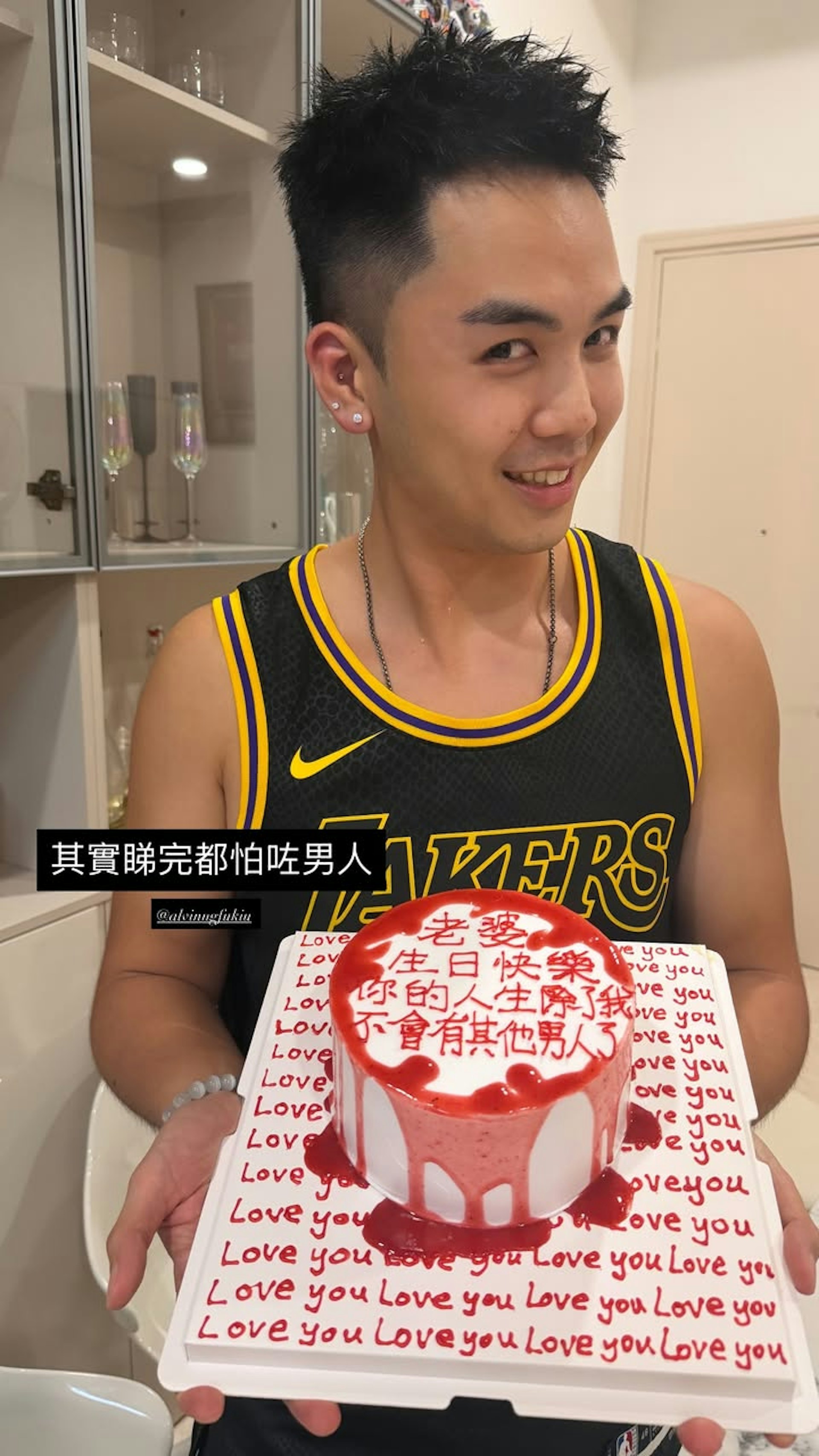 伍富桥「淋红油」蛋糕惊吓爱妻Shirley,霸道告白笑翻全网 伍富桥「淋红油」蛋糕惊吓爱妻Shirley,霸道告白笑翻全网