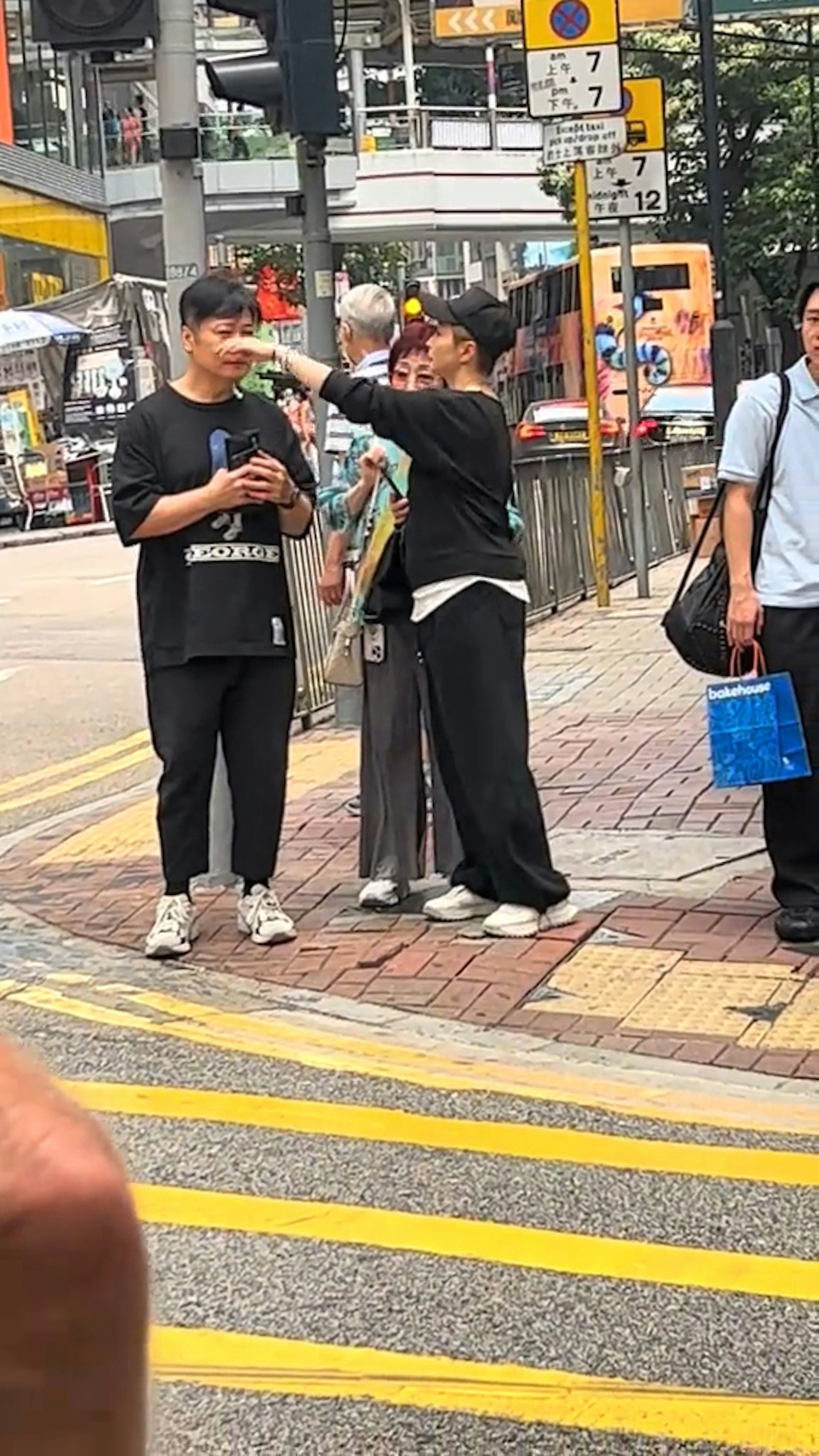 汤盈盈好细心。(片段截图)