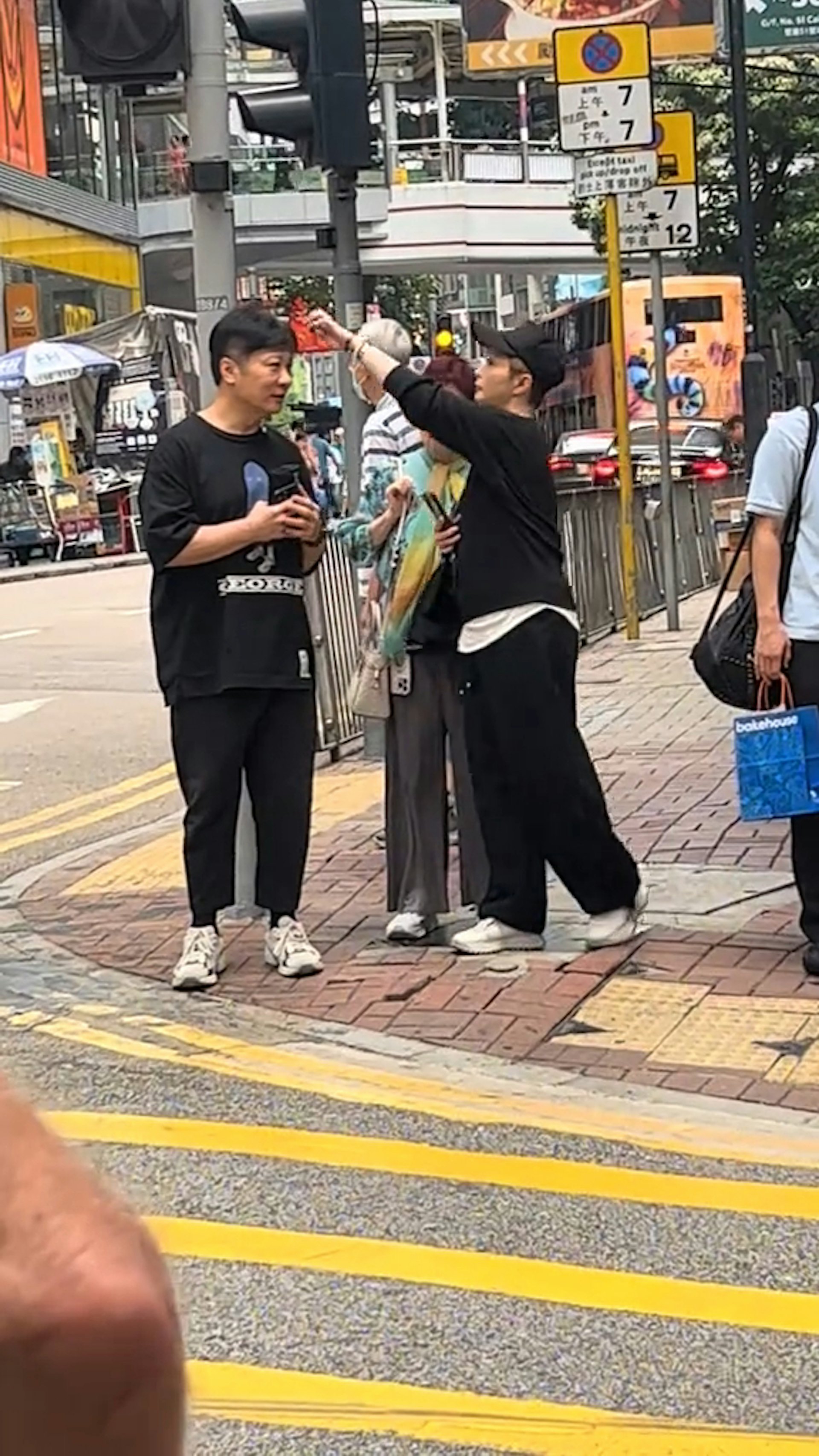 汤盈盈为钱嘉乐整理头发。(片段截图)