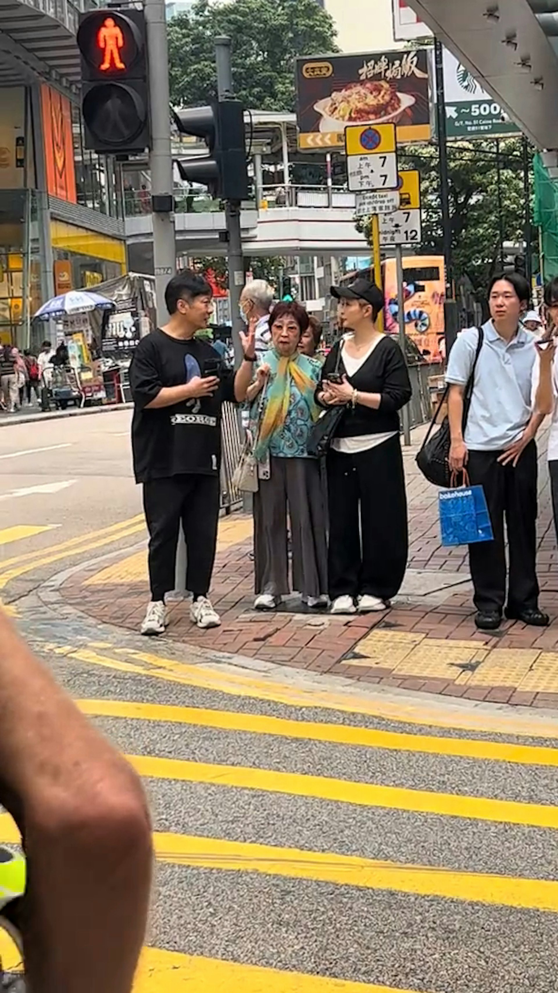 有网民在中环街上偶遇钱嘉乐夫妇。(片段截图)